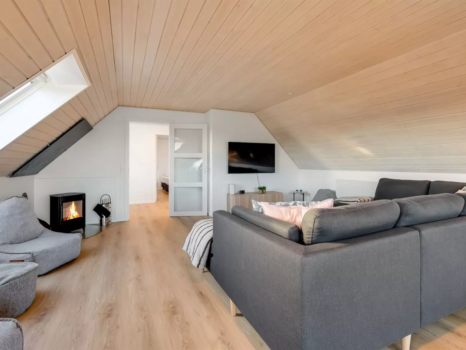 "Cyrill" - 2km from the sea - Binnen