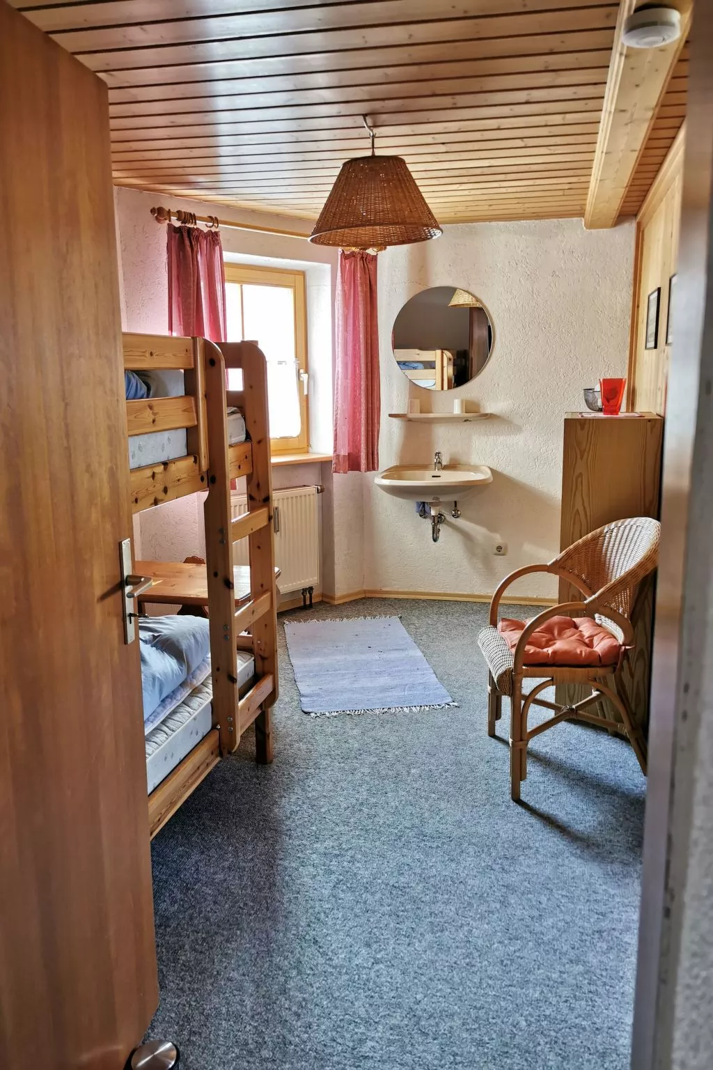 Mit komplett eingerichteter Küchenzeile im Wohnraum - Image-tags.info