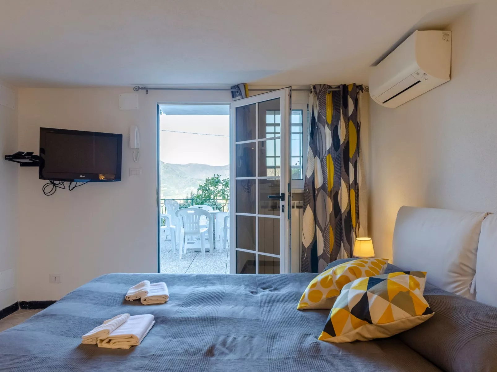 Einzimmerwohnung mit Terrasse und Blick auf den Berg - Image-tags.info