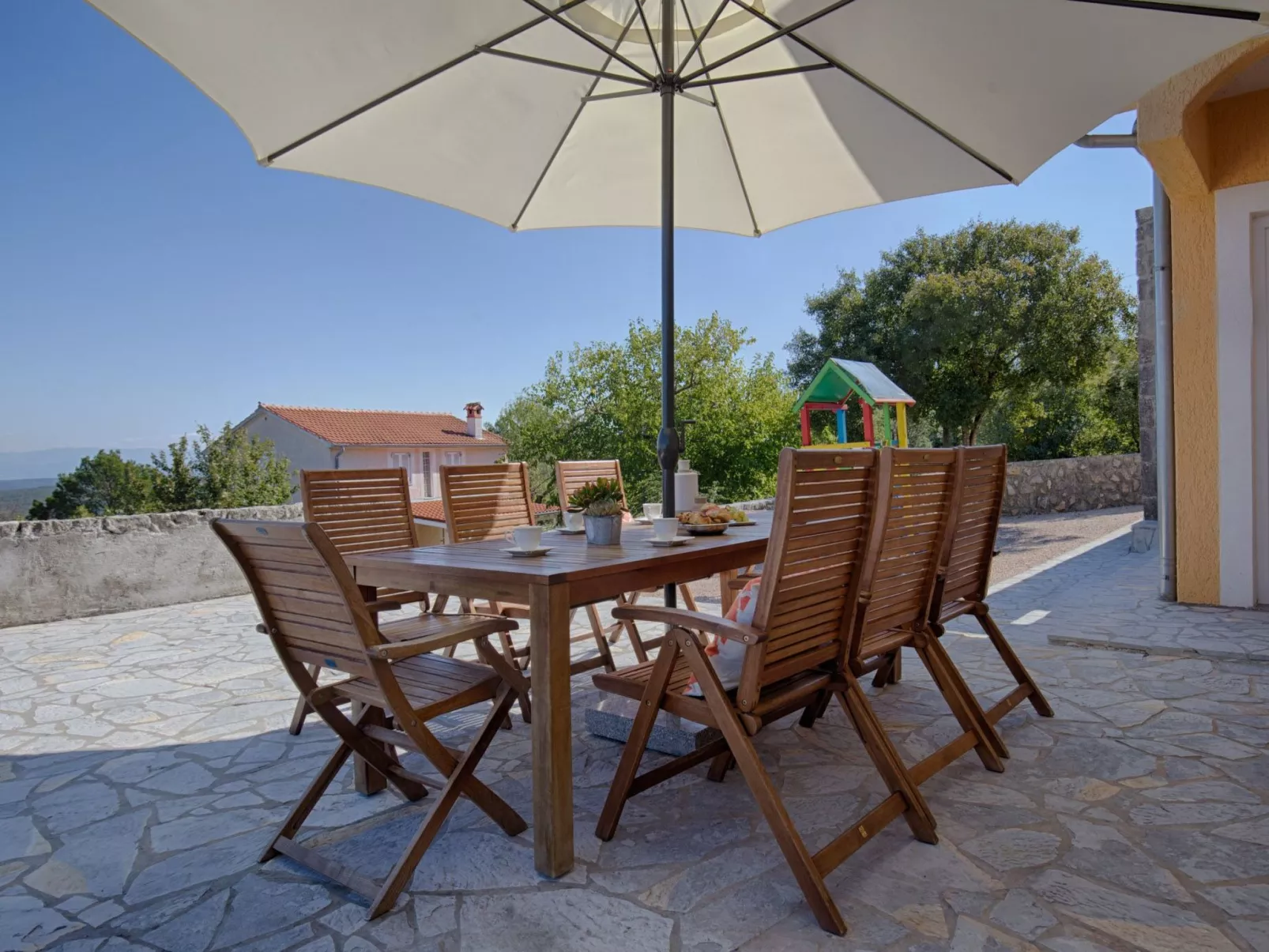 Luxuriöse Villa mit Pool, großem mediterranen Garten und Kinderspielplatz. - Image-tags.info