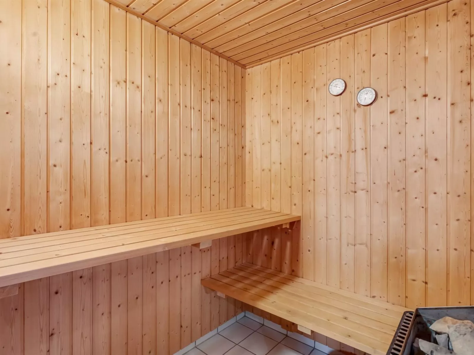 "Garth" - 50m from the sea - Binnen