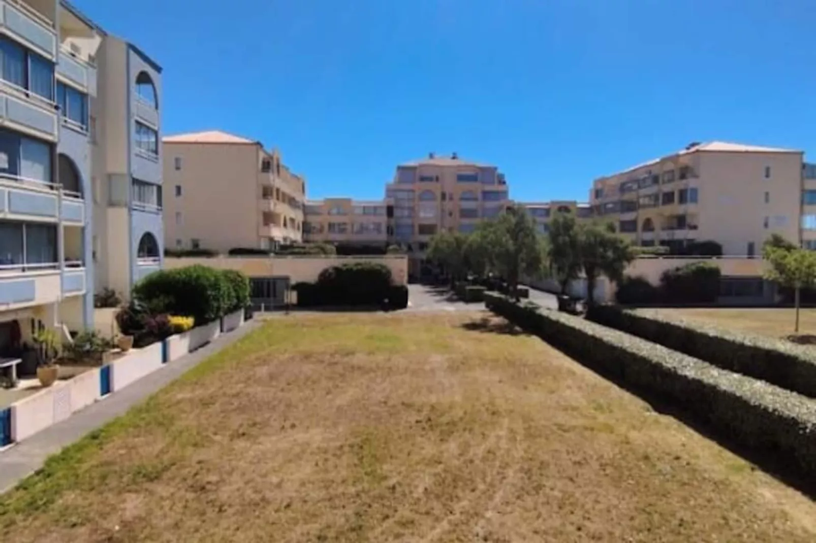 Le Douillet Sur Le Port Et La Plage-Niet-getagd