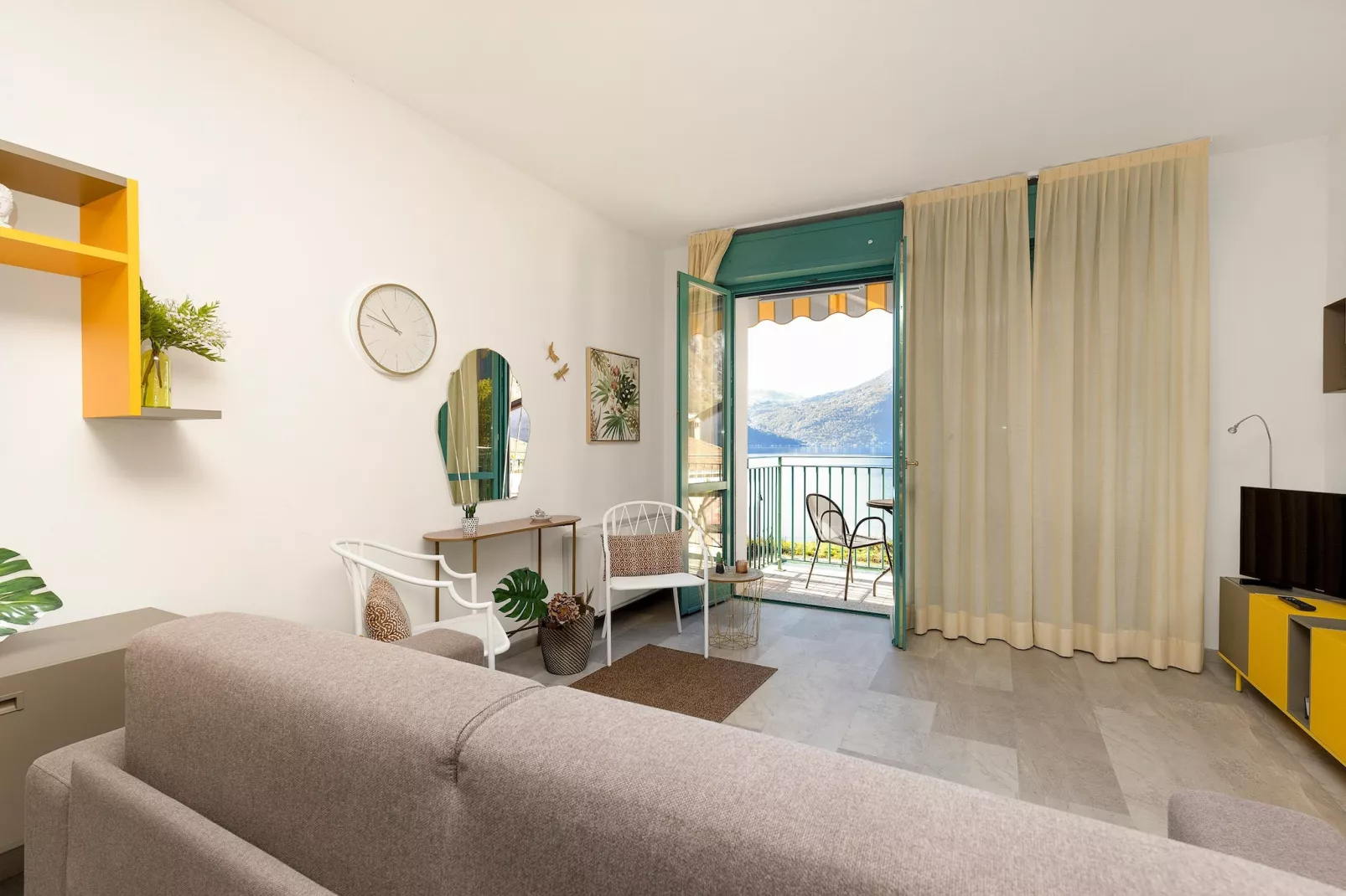 RESIDENCE PORTO LETIZIA - PALACE-1ROOM APT 4 PAX LAKE VIEW DELUXE 8206 - P1LD4 - Woonkamer
