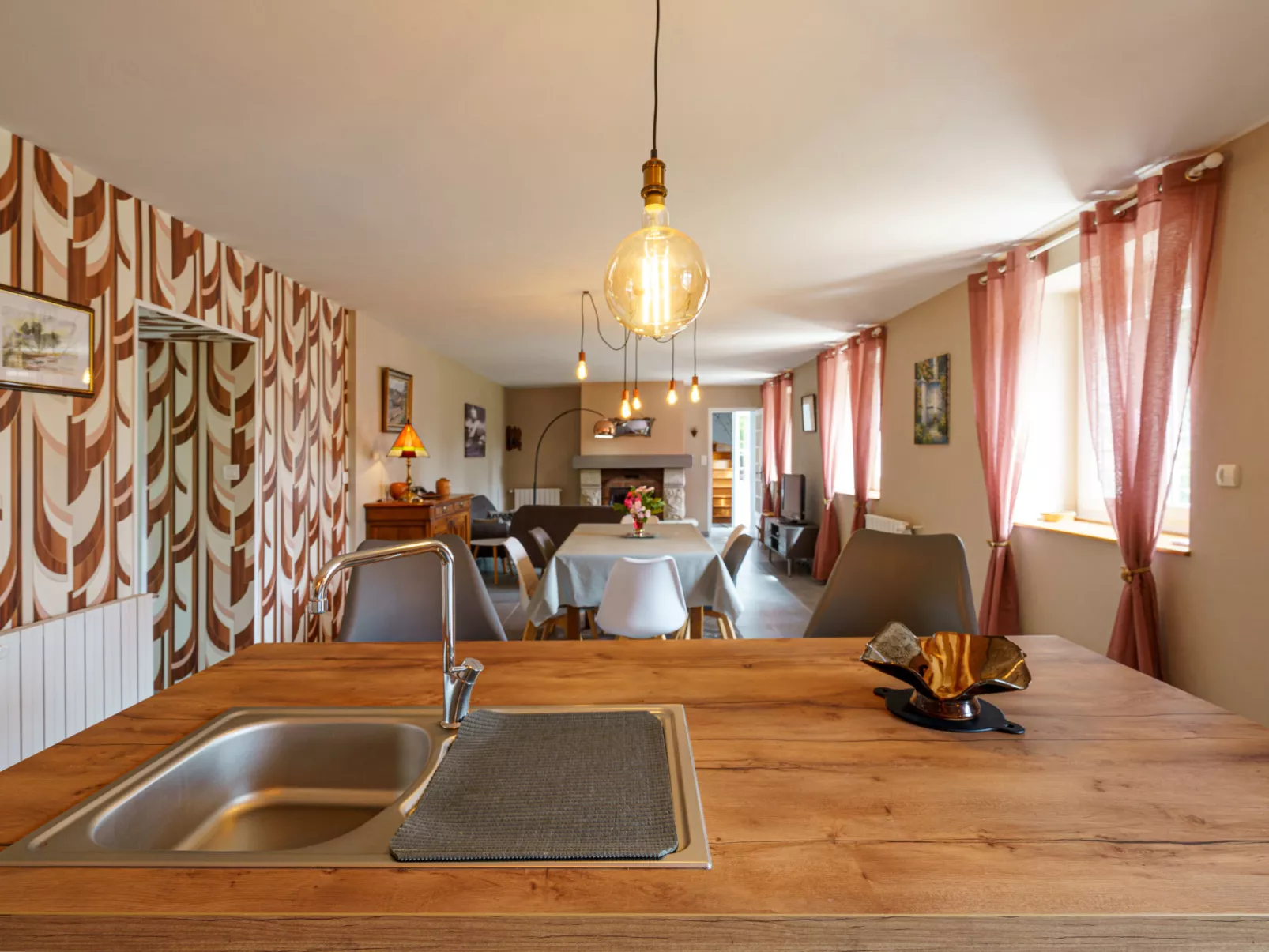 Les Volets Rouges - Binnen