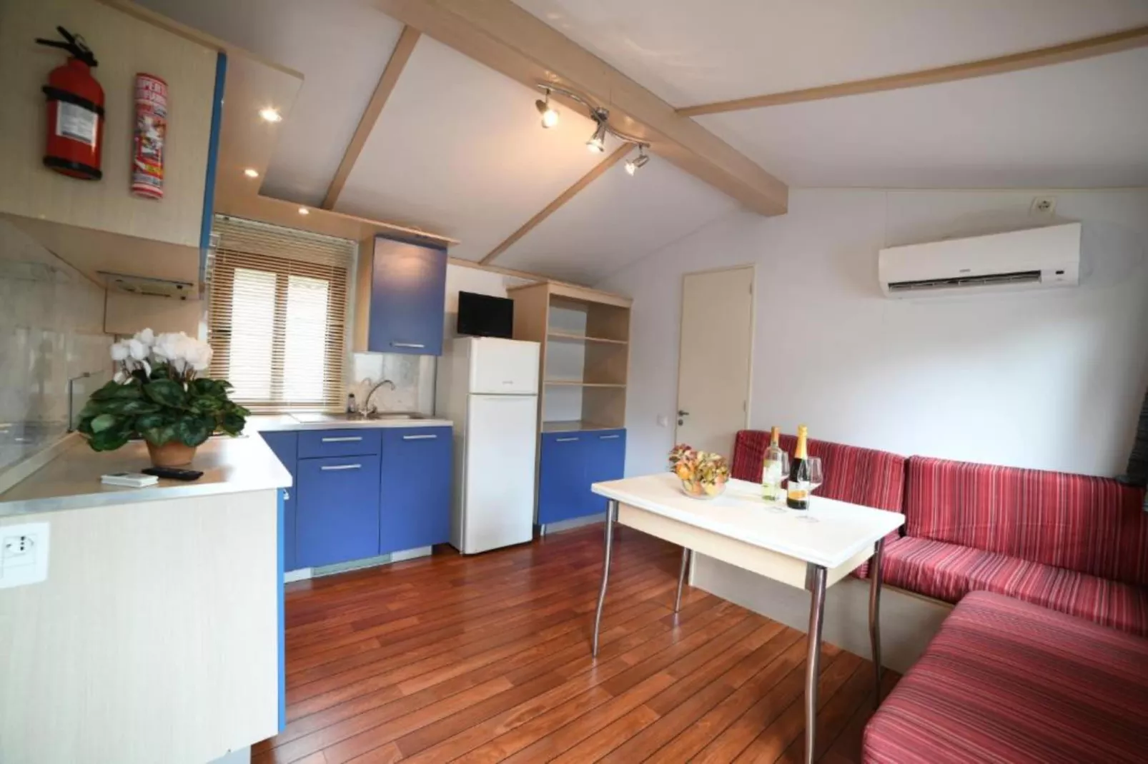 C´Era una Volta - TWO-ROOM APARTMENT 5 PAX ECONOMY B5 - Eetkamer