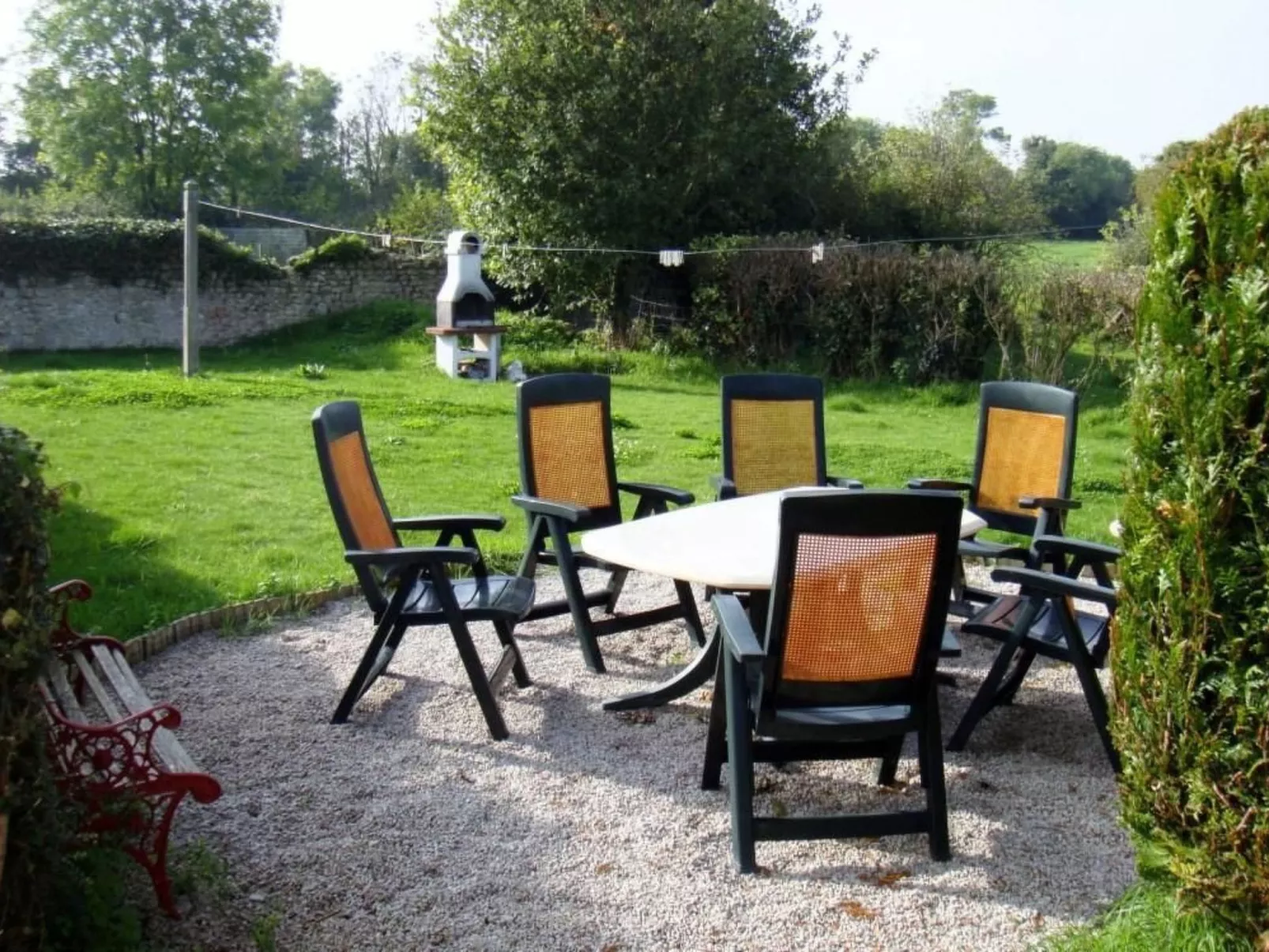 "Garence" mit eigener Terrasse-Buiten