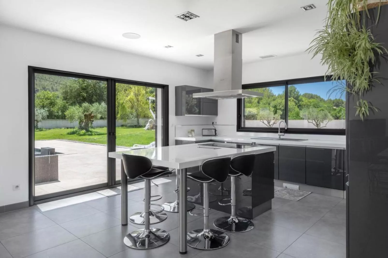 Villa avec piscine chauffée spa salle sport et cinéma-Keuken