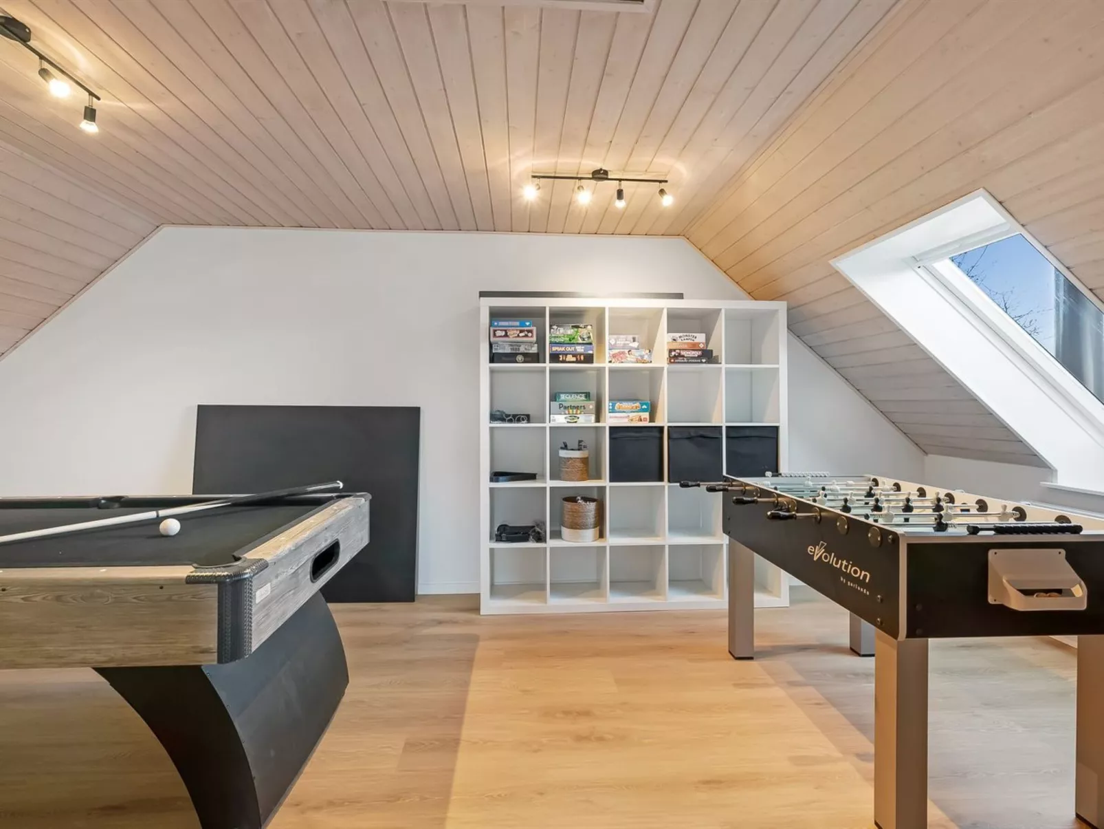 "Cyrill" - 2km from the sea - Binnen