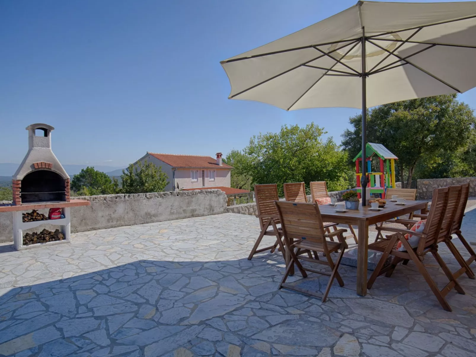 Luxuriöse Villa mit Pool, großem mediterranen Garten und Kinderspielplatz. - Image-tags.info