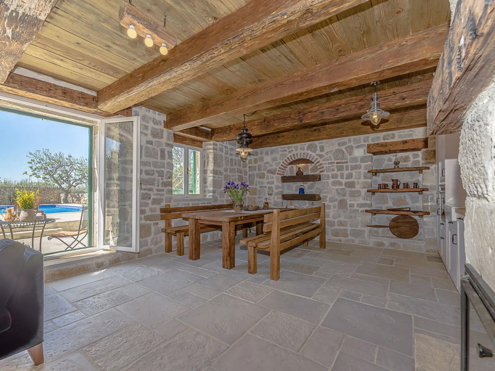 "Lipa" mit Schwimmbad - Image-tags.info