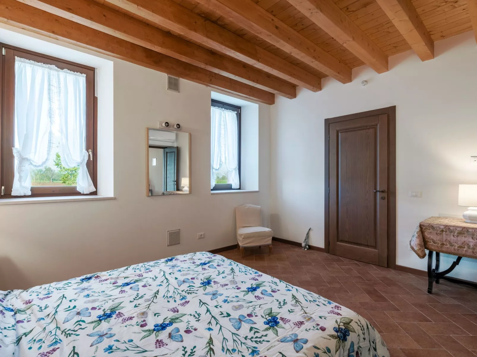 Zweizimmerwohnung mit Doppelbett und zwei Schlafsofas - Image-tags.info