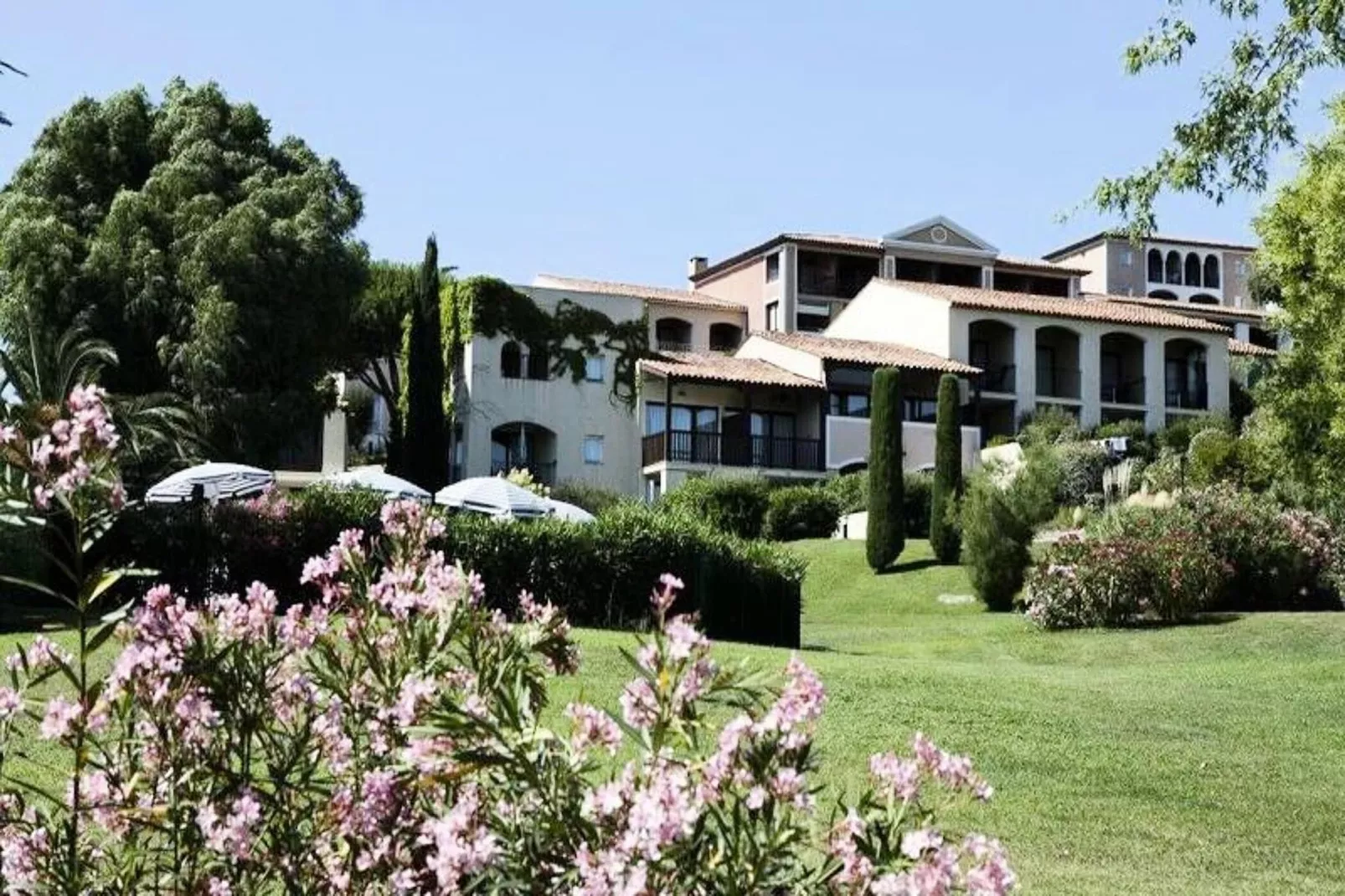 Résidence Les Parcs de Grimaud - maeva Home - Buitenkant zomer