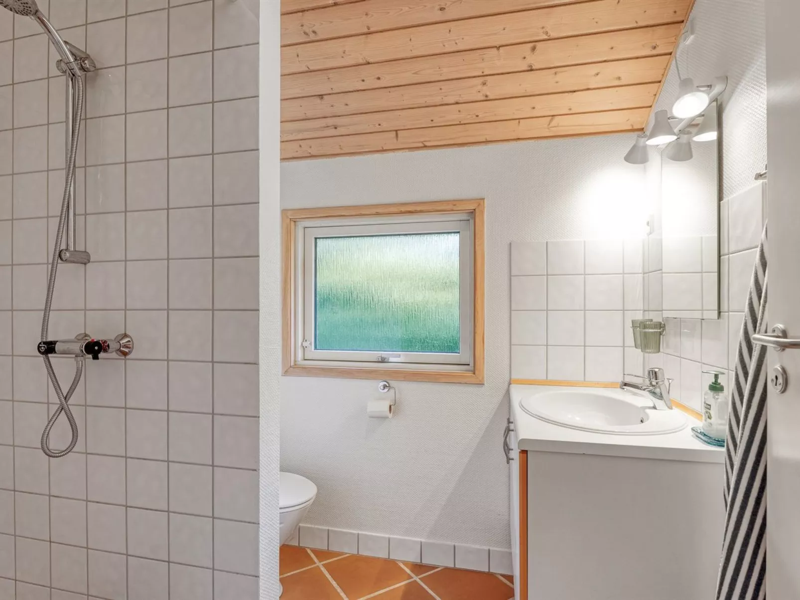 "Hollie" - 75m from the sea-Binnen