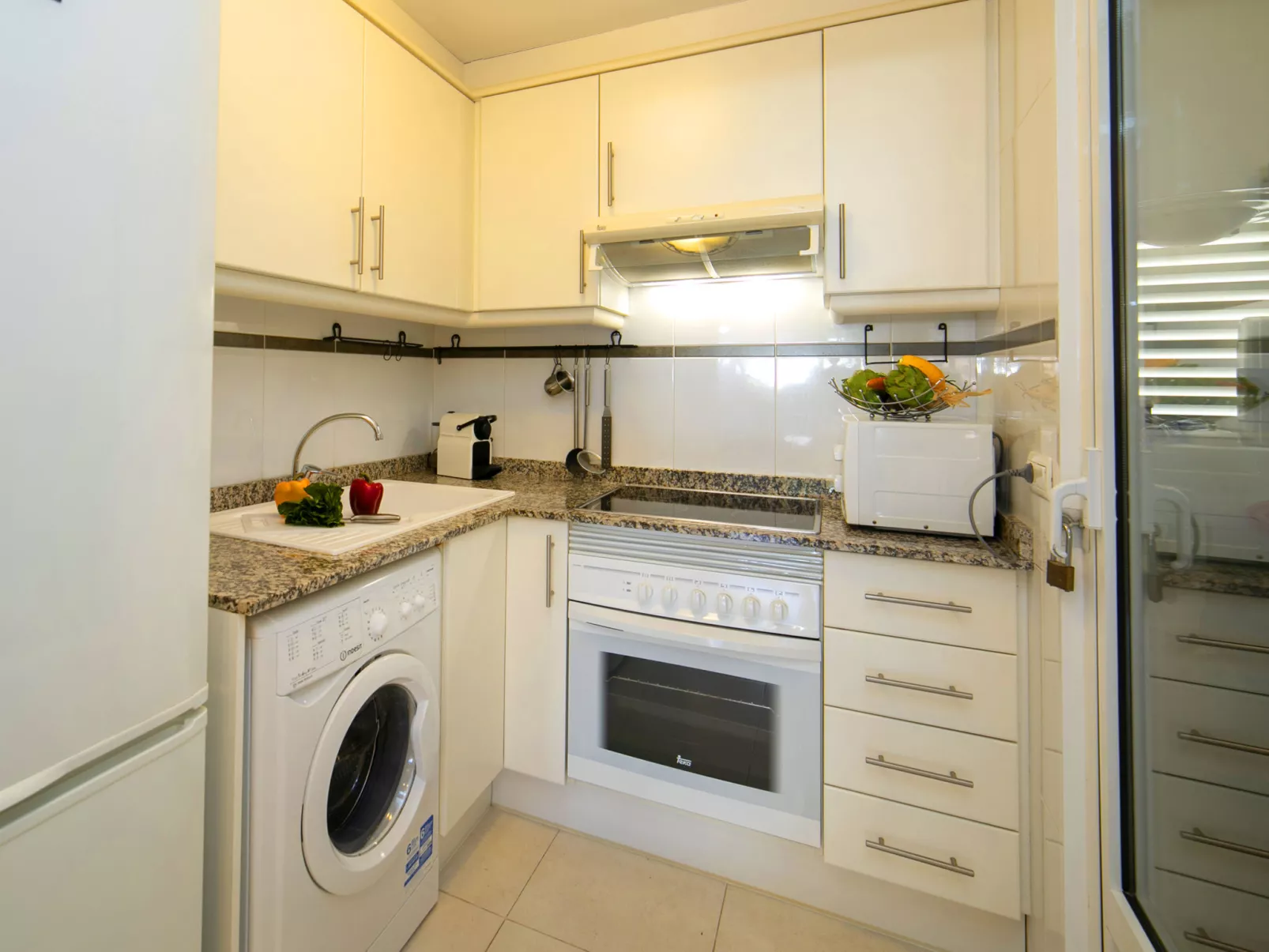 Apolo XVIII - Binnen