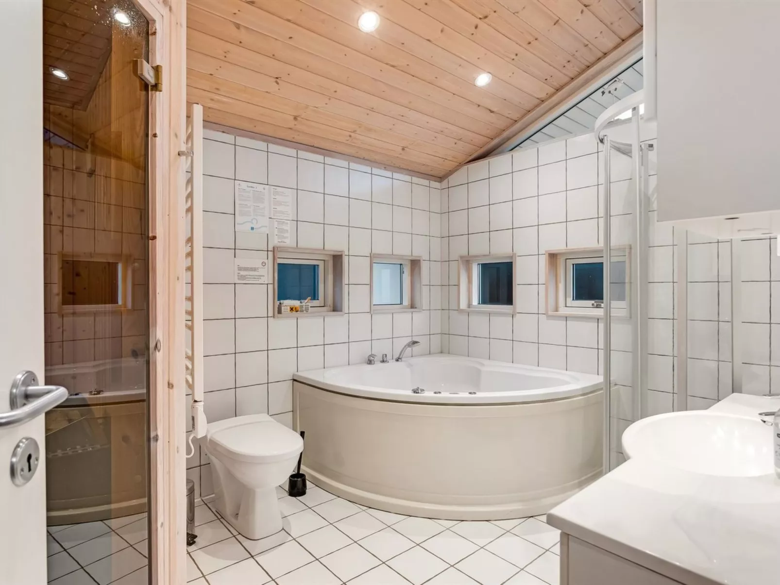 "Garth" - 50m from the sea - Binnen