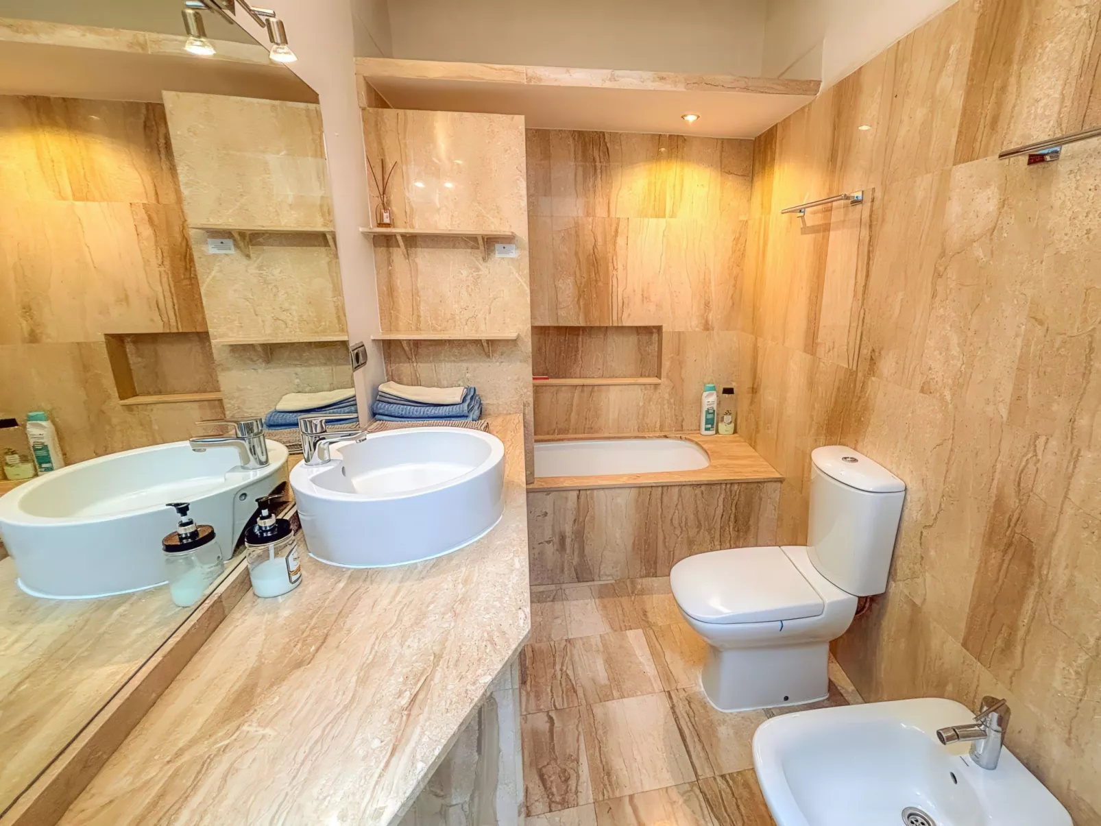 Helle Dach-Maisonette mit riesiger Terrasse - Binnen