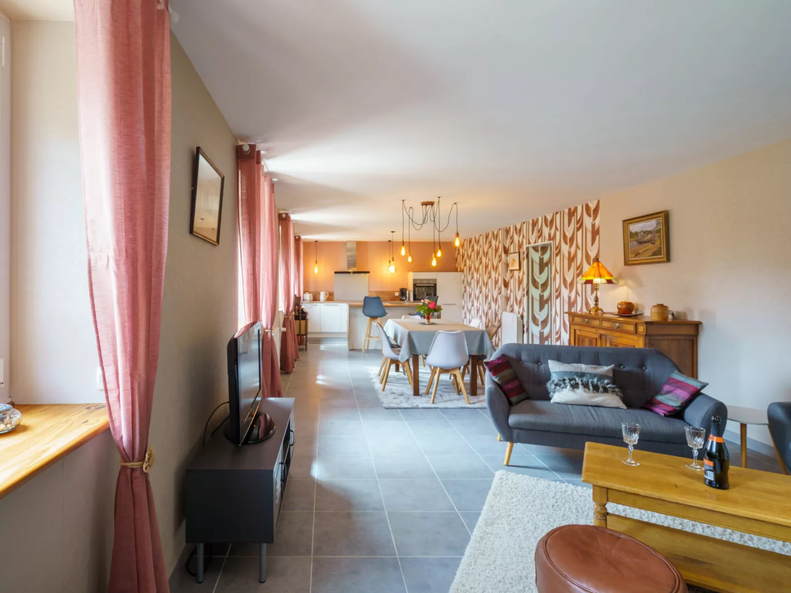 Les Volets Rouges - Binnen