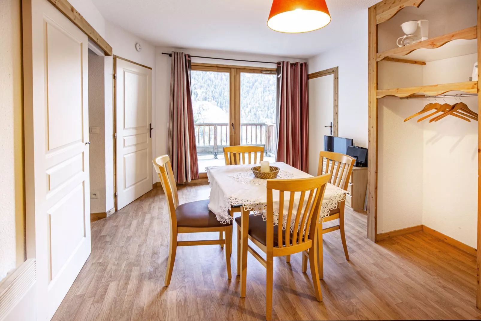 Hameau 8 002 - SPA & PISCINE appartement 4 pers - Woonkamer