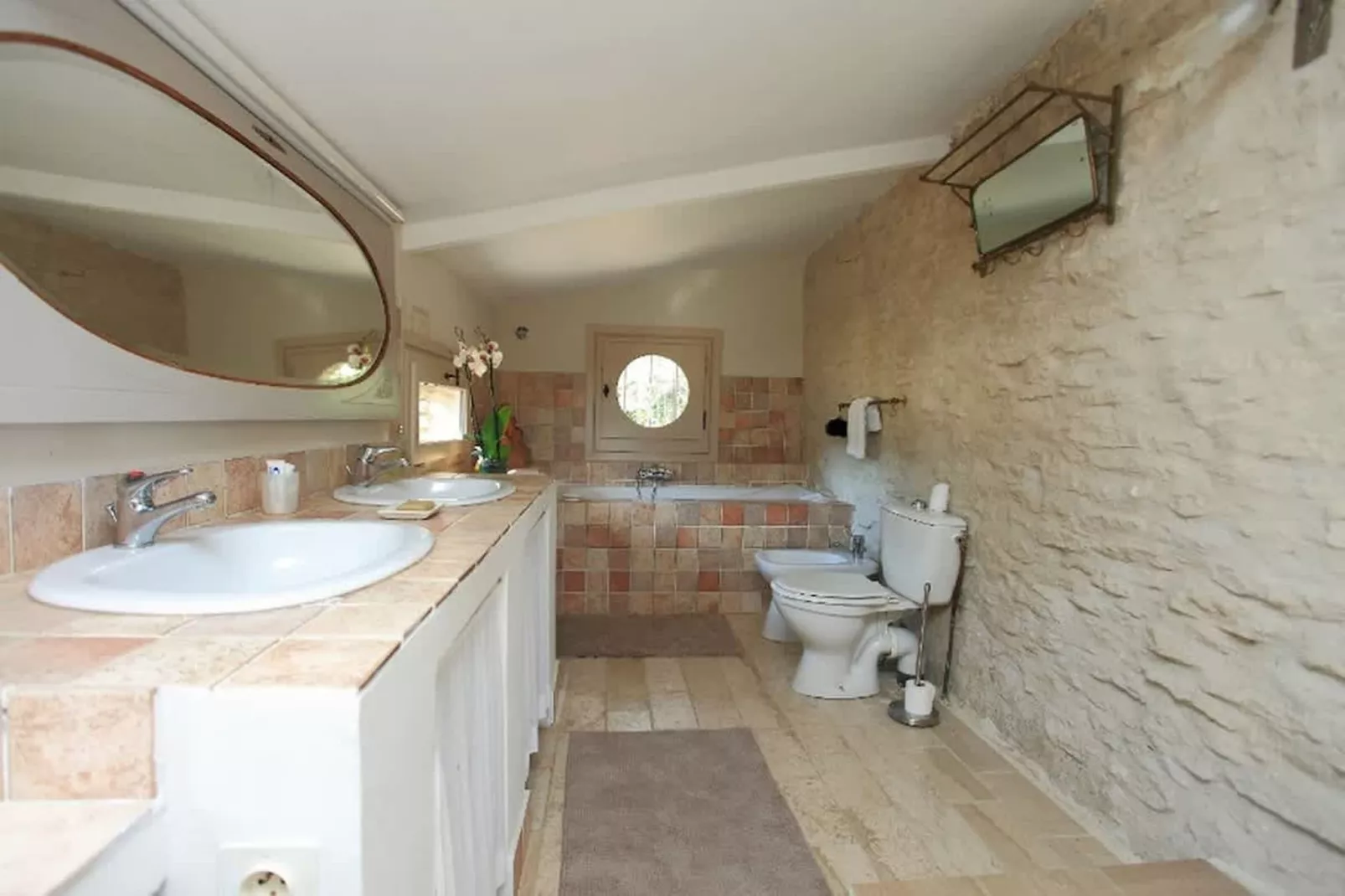 Maison authentique au coeur des garrigues Luberon-Badkamer