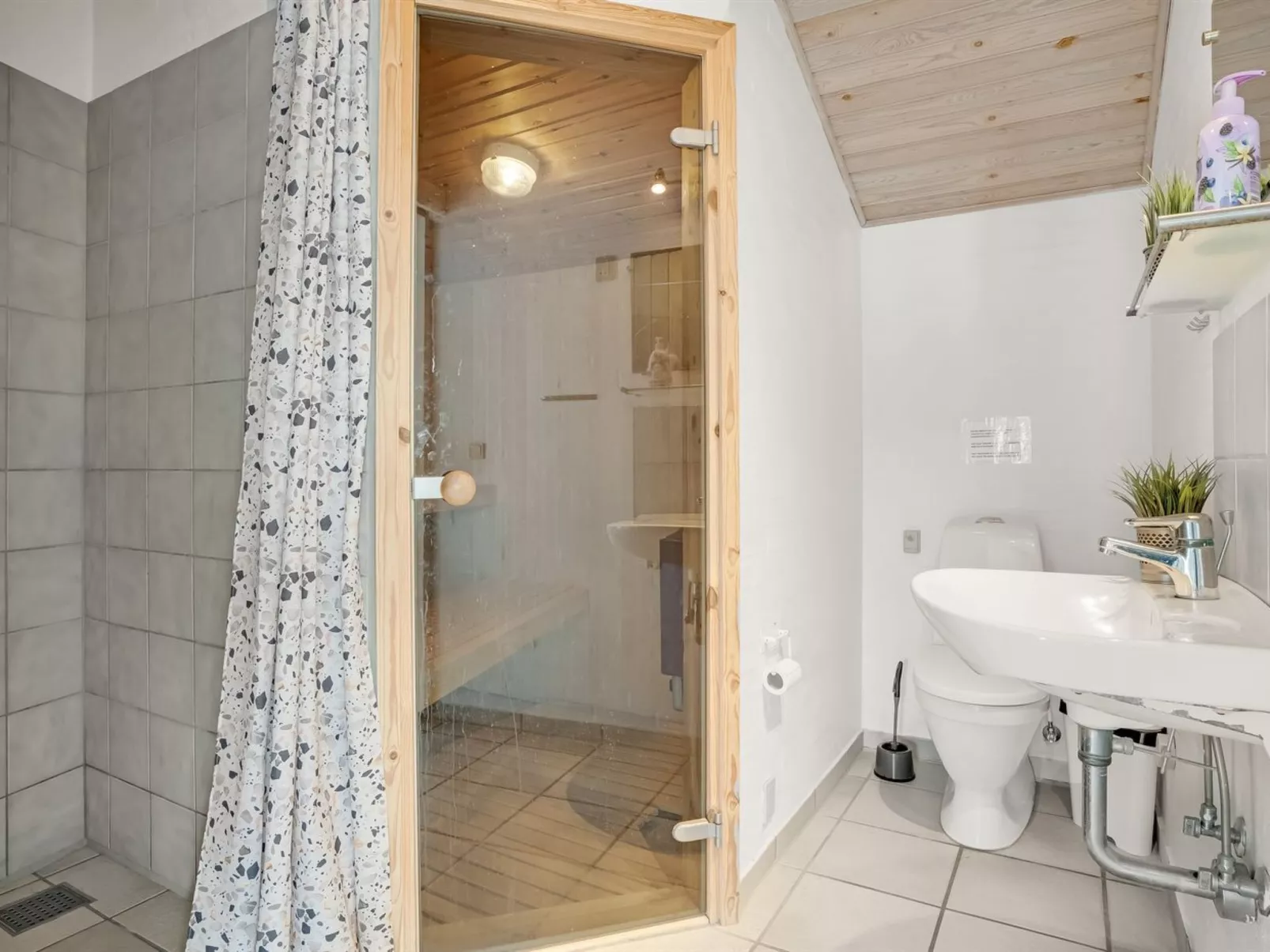 "Nimrod" - 70m from the sea-Binnen