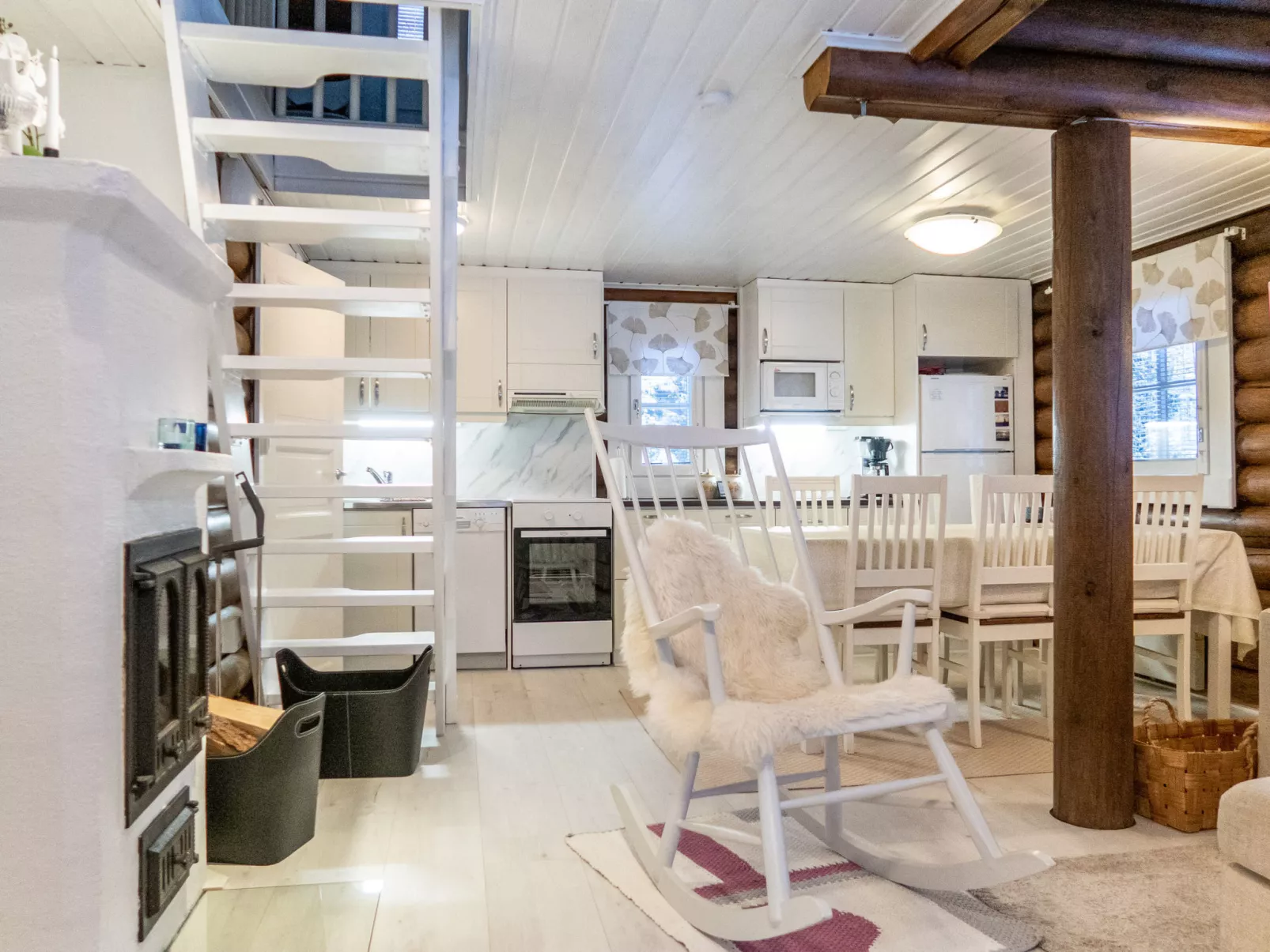 Linnanhelmi (ent. metsäpeura) - Binnen