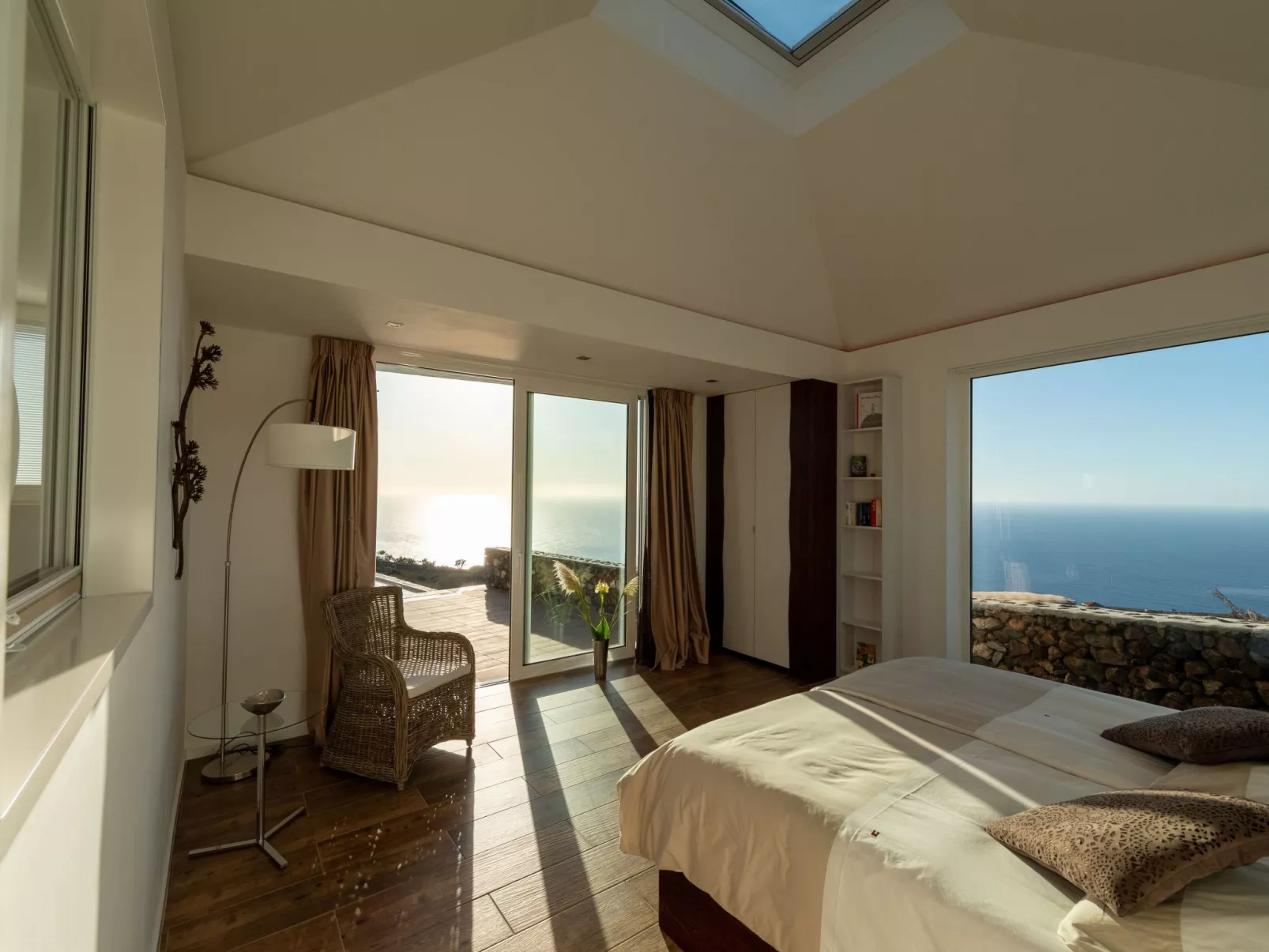 Moderne Architekten-Villa mit Infinity-Pool und Meerblick - Image-tags.info