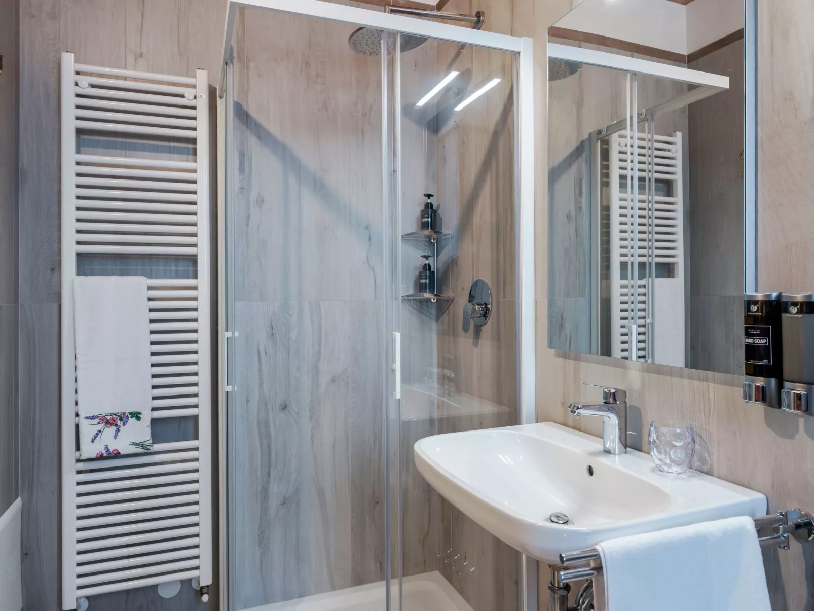 Zweizimmerwohnung mit Doppelbett und zwei Schlafsofas - Image-tags.info