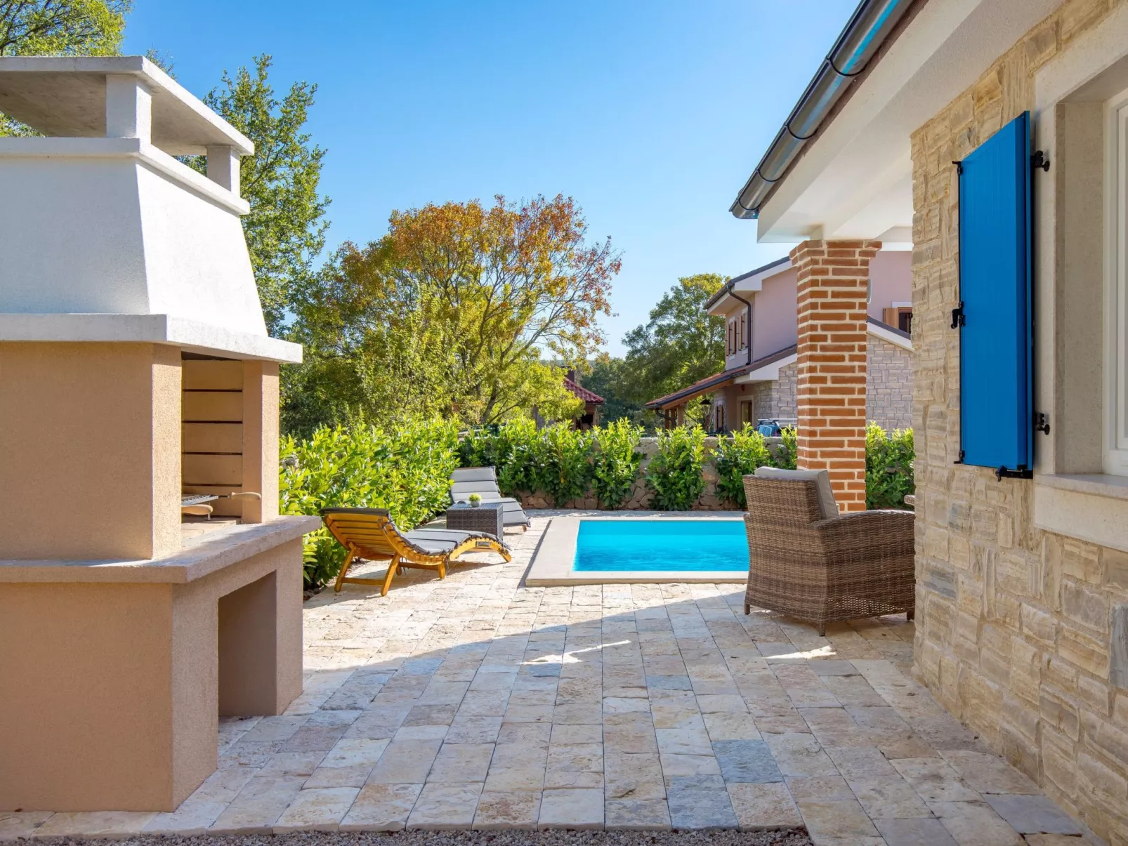 Romantische Villa mit Pool, umgeben von Natur - Image-tags.info