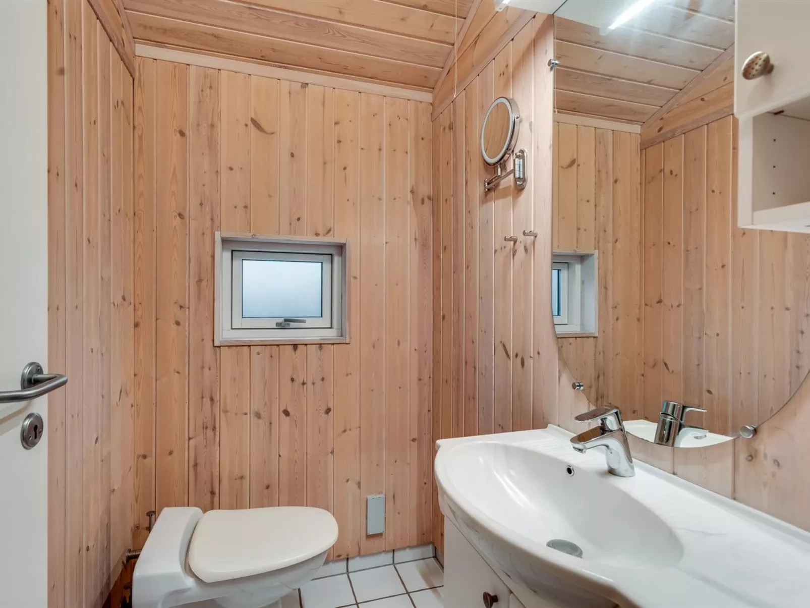 "Garth" - 50m from the sea - Binnen