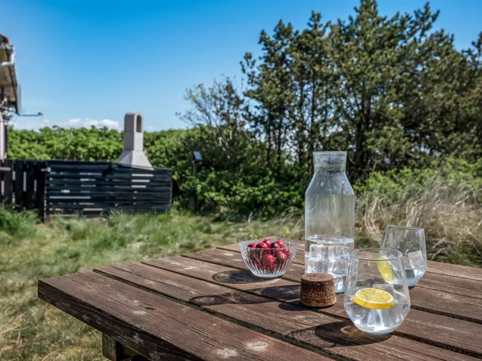 "Vappu" - 400m to the fjord-Buiten