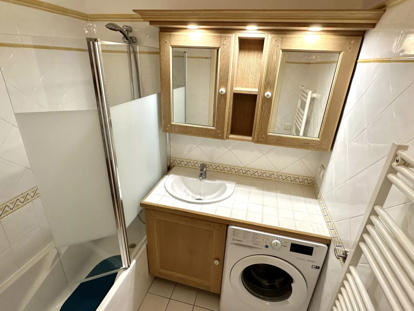 Les Pins Bleus-Binnen