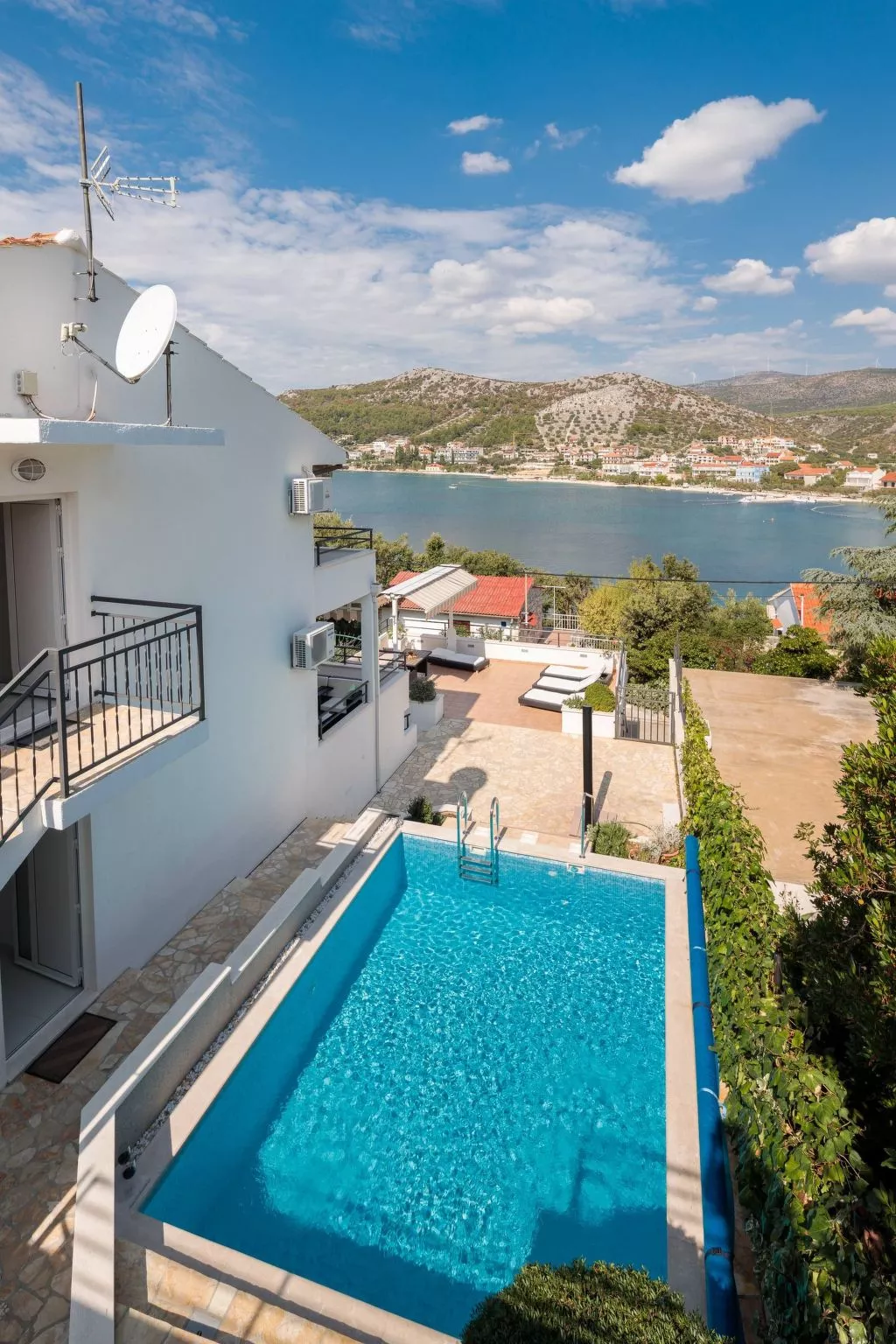 "Villa Silvio" mit Blick auf das Wasser-Buiten