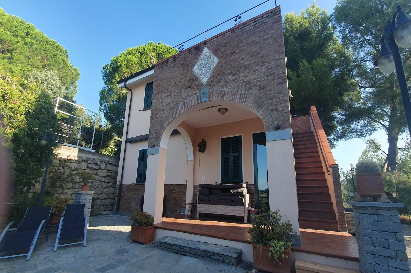 Charmante Villa mit drei Apartments und Meerblick KReidl-Buitenkant zomer