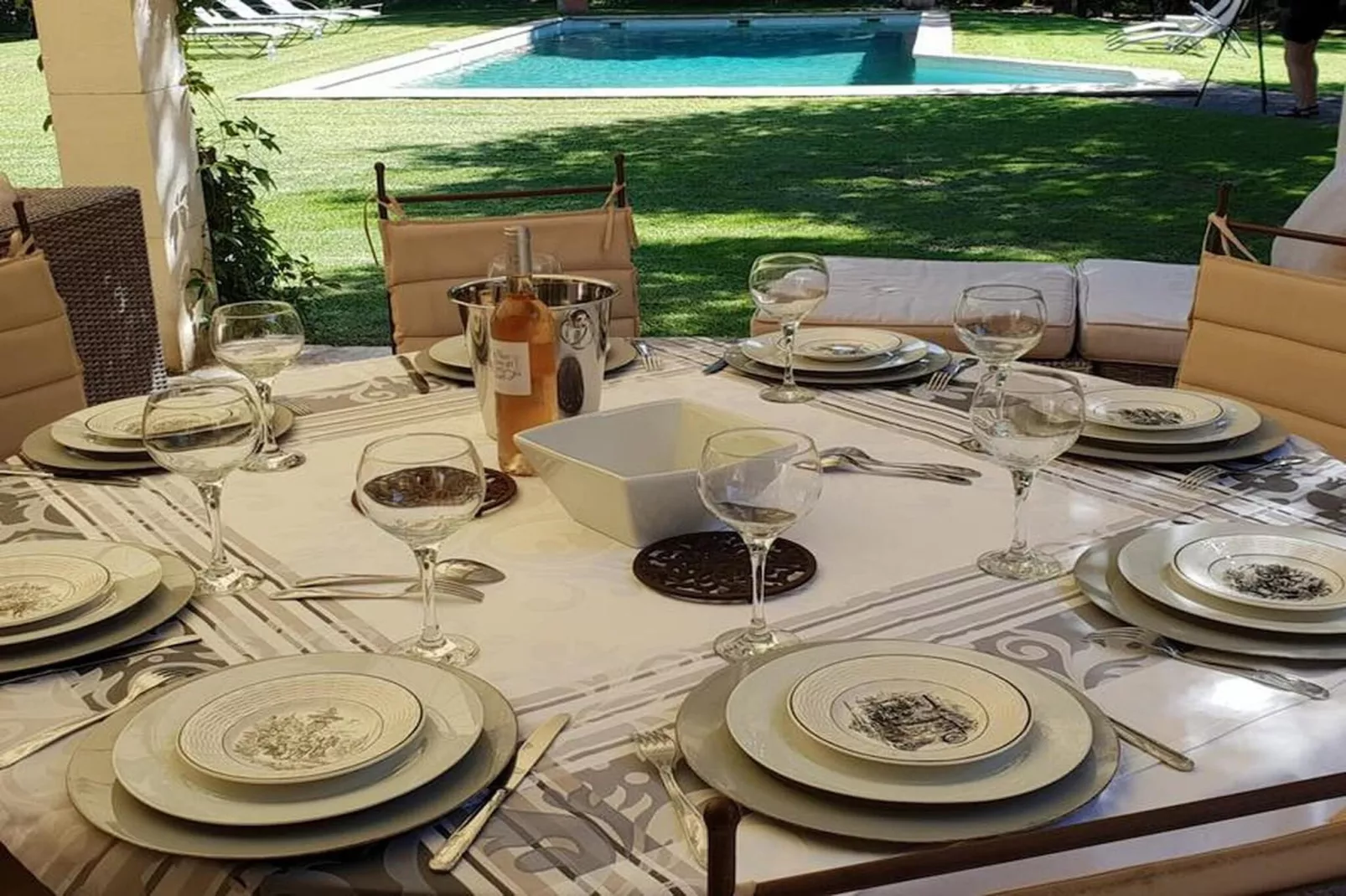 Villa cadre idyllique et reposant avec piscine-Eetkamer