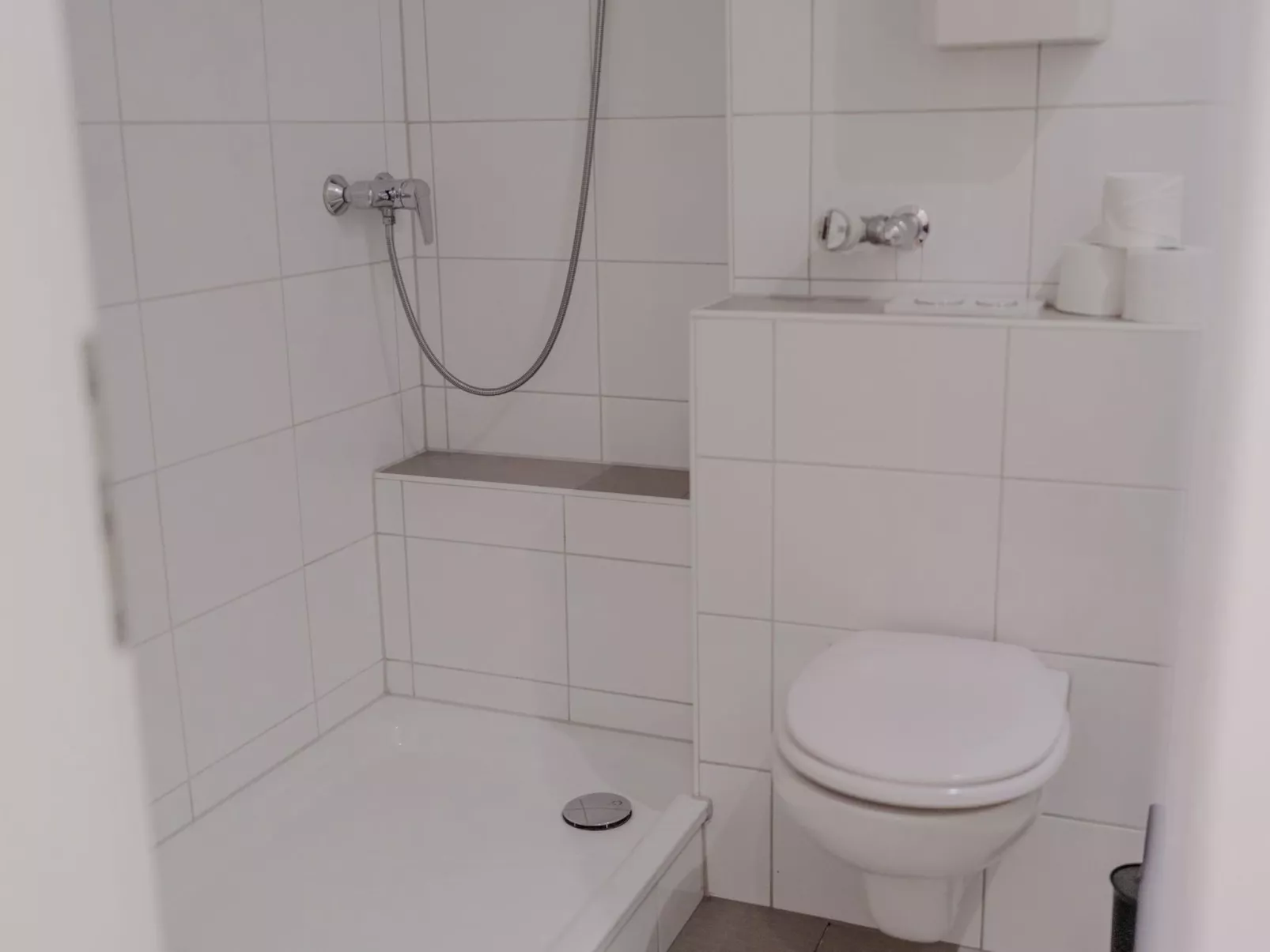 Apartment mit Küche, Arbeitsplatz und xxl Sofa - Image-tags.info