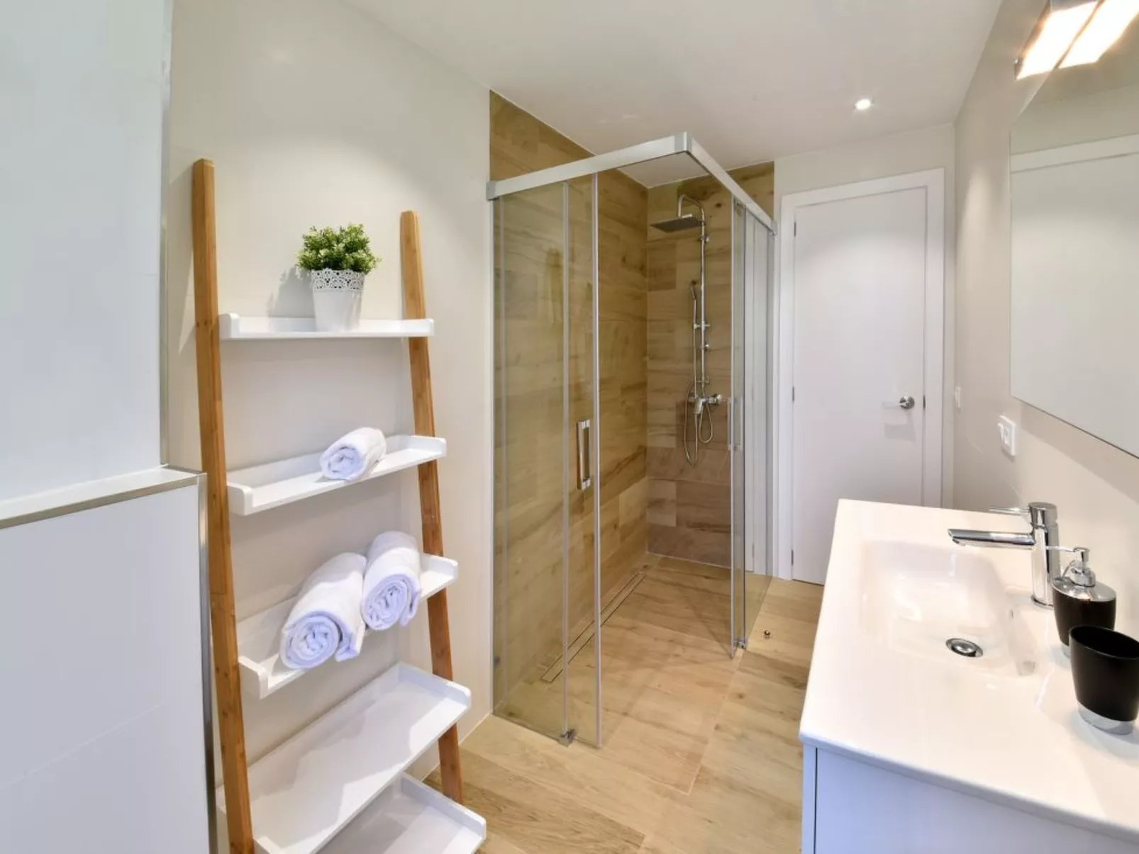 Neu renoviertes, modernes Apartment für 4 Personen, direkt an der Cala Ferrera - Binnen