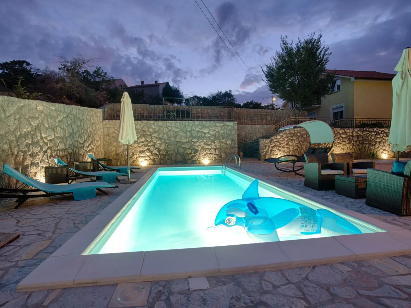 Luxuriöse Villa mit Pool, großem mediterranen Garten und Kinderspielplatz. - Image-tags.info