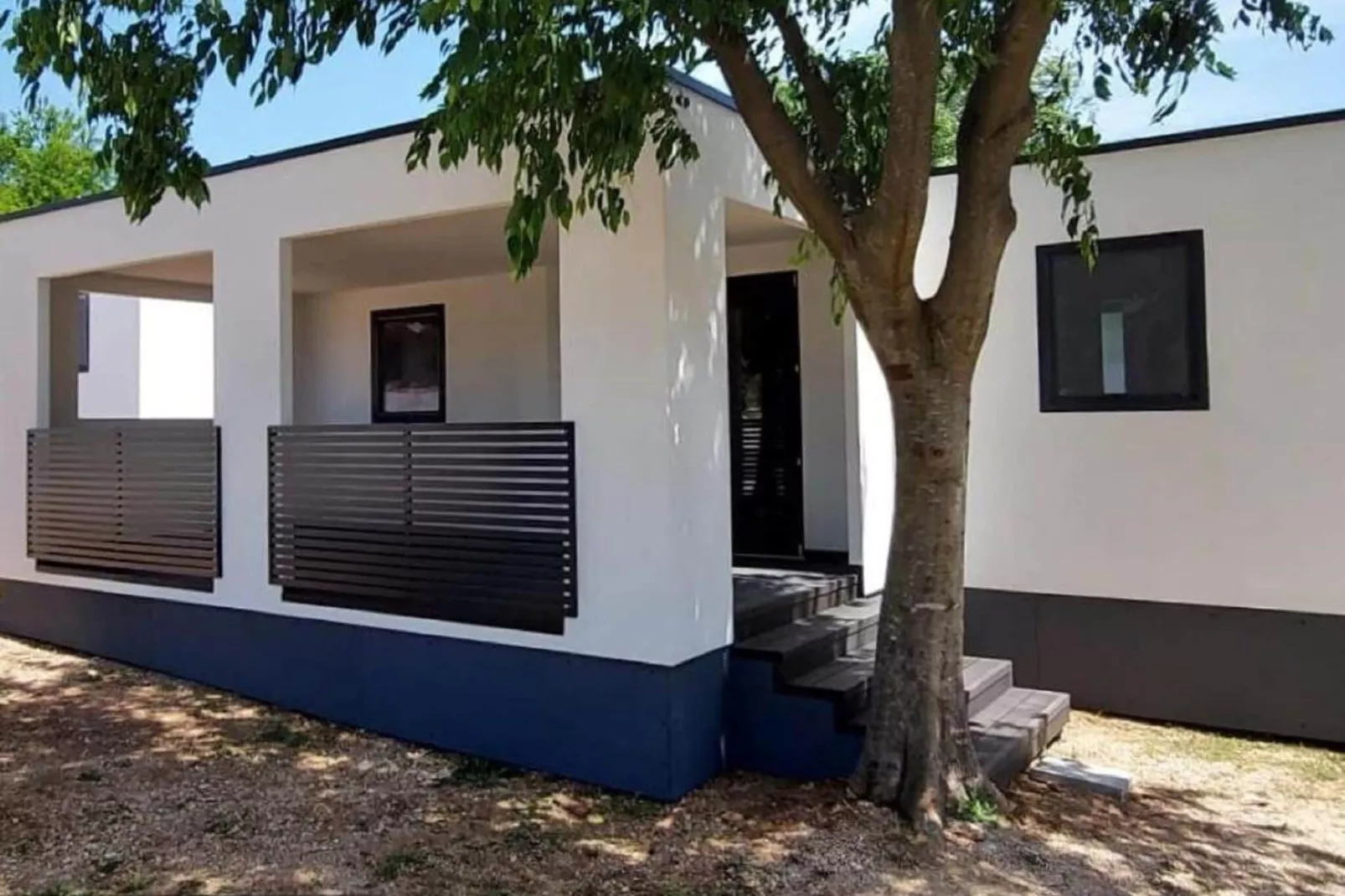 Mobile Home Fjaka-Buitenkant zomer