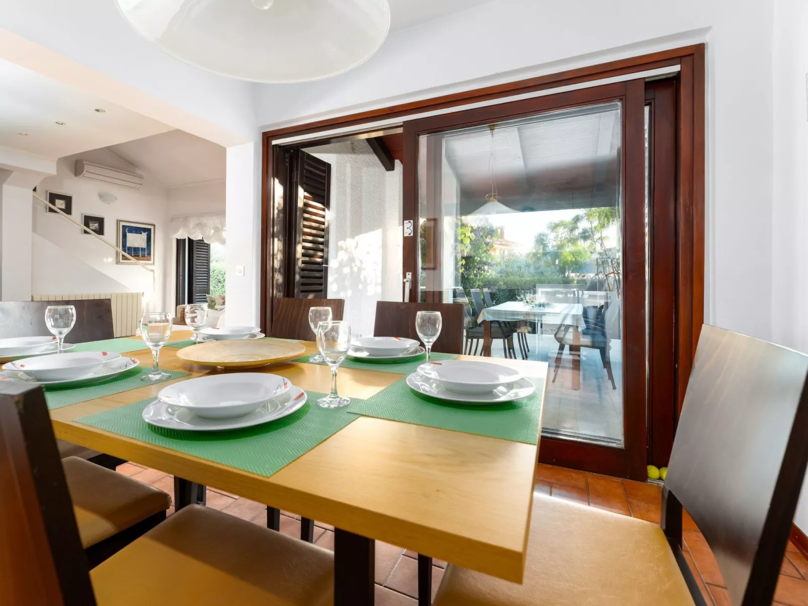 Mit Pool, großer Garten - Image-tags.info