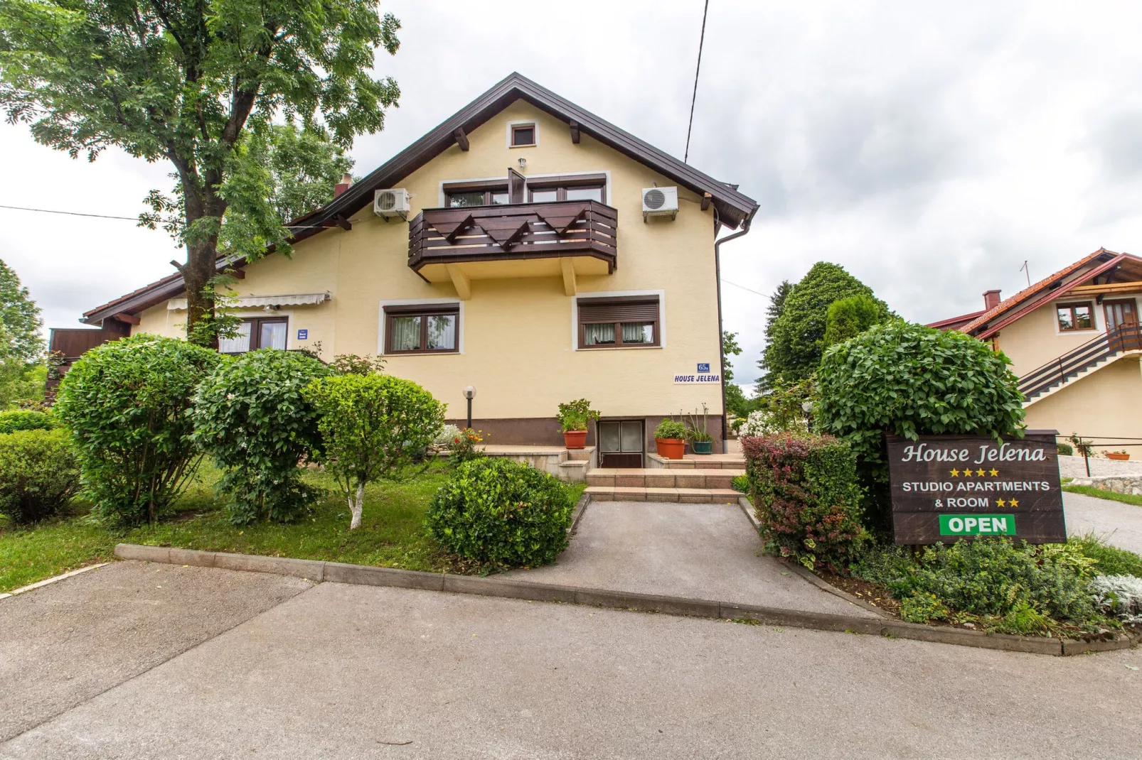 Apartment Jelena 2-Buitenkant zomer