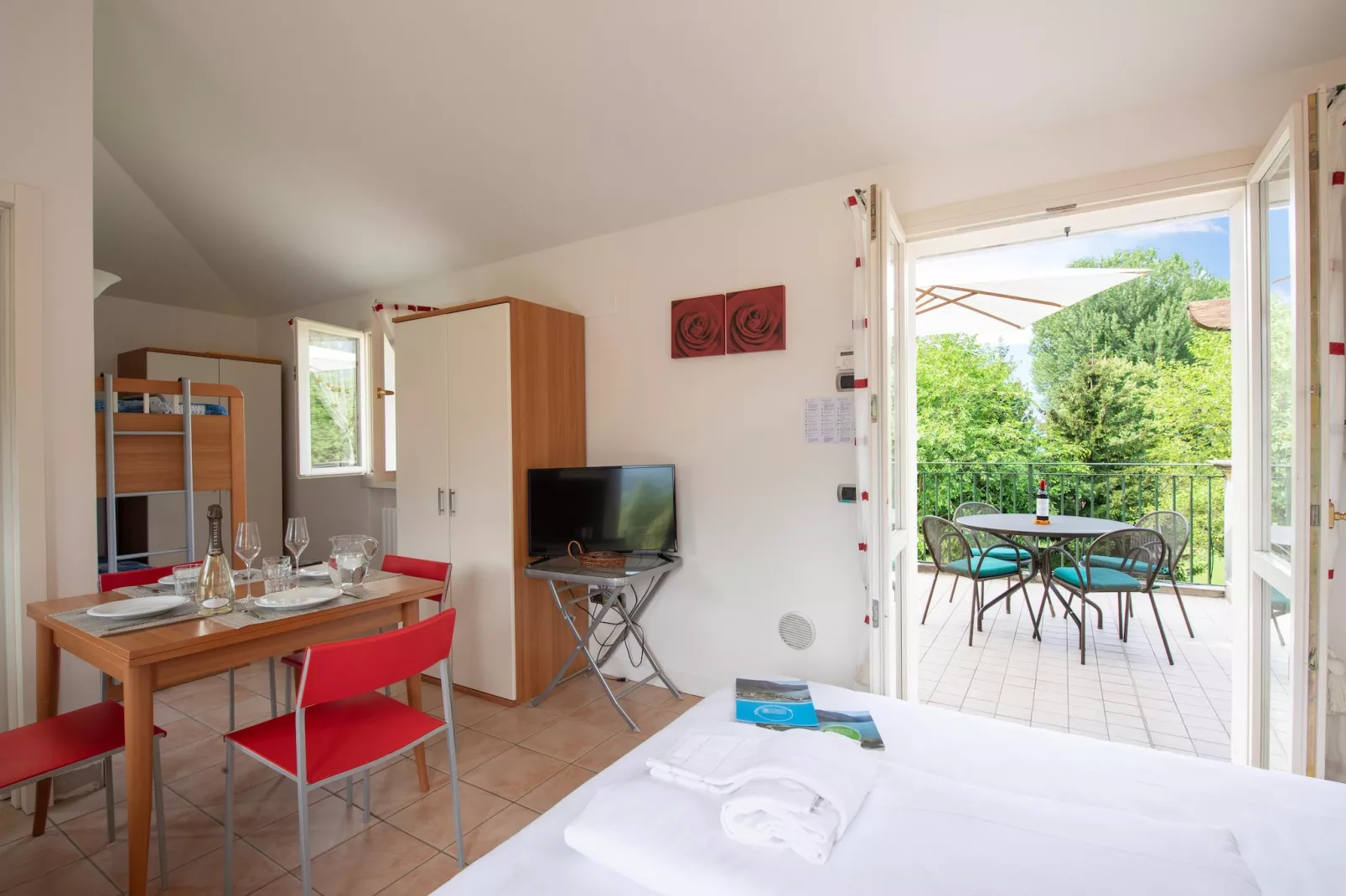 RESIDENCE PORTO LETIZIA - VILLAS-STUDIO 4 PAX VISTA LAGO DELUXE 8214 - VSLD4 - Eetkamer