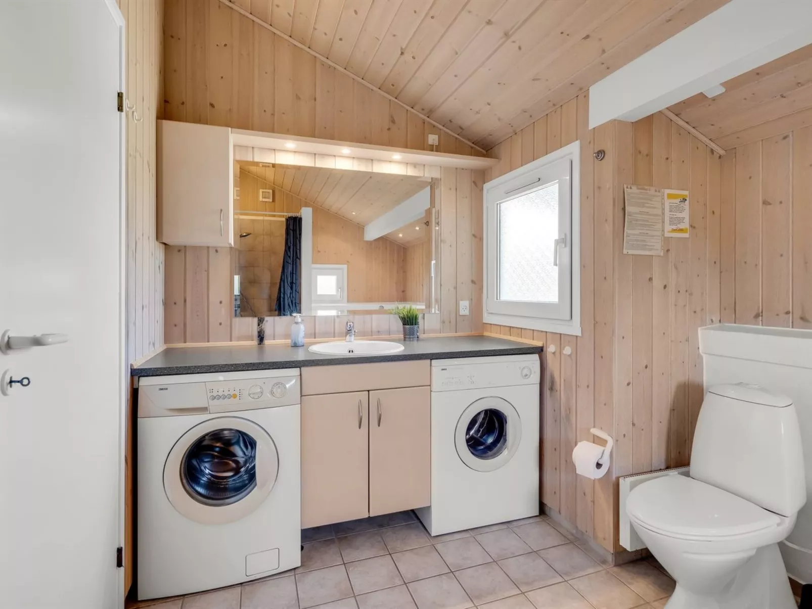 "Katla" - 400m from the sea - Binnen