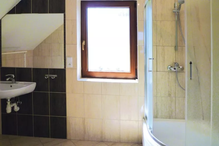 Apartament wakacyjny w Kiedrowicach dla max 6 osób-Badkamer