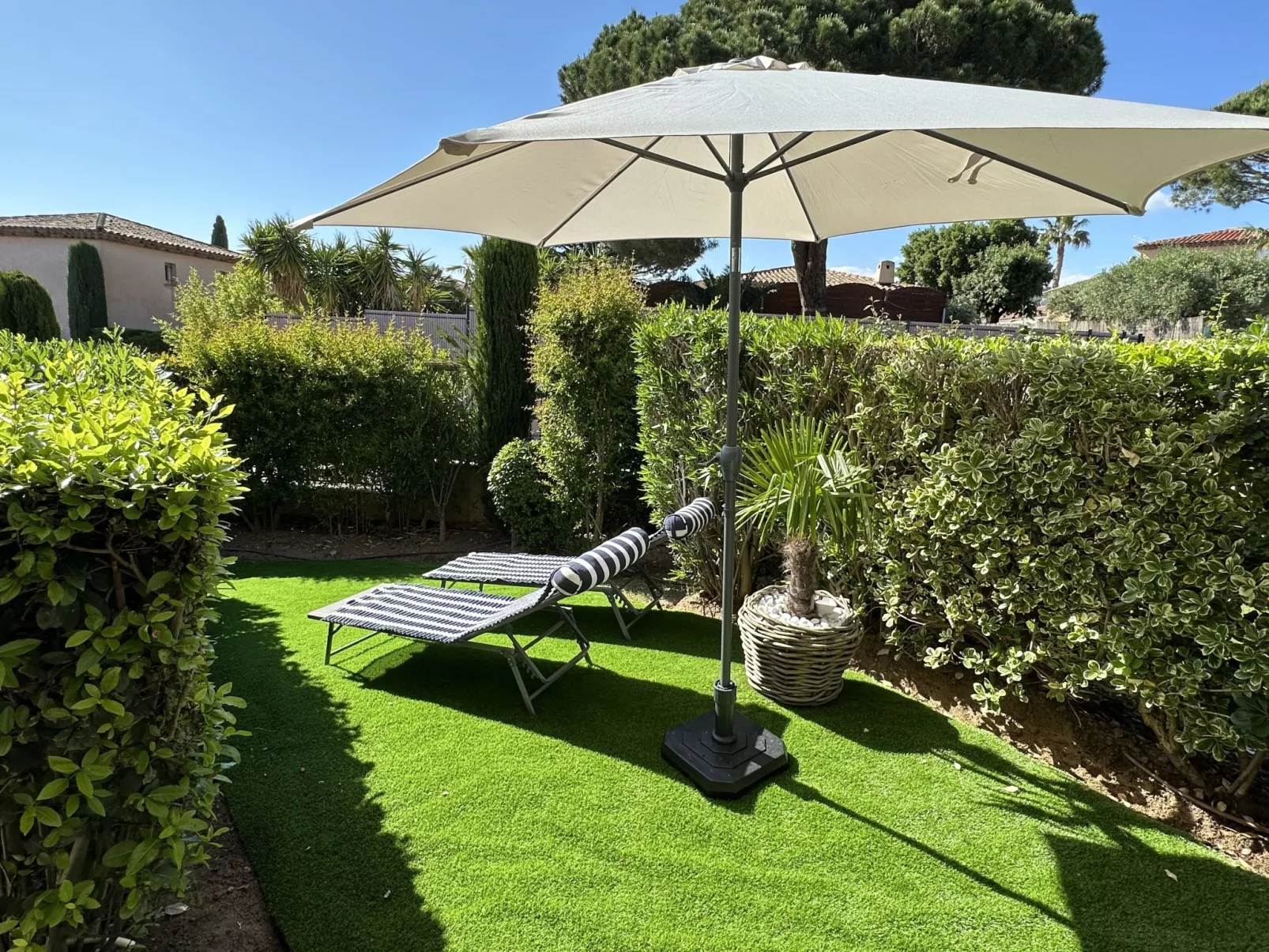 Les Pins Bleus-Buiten