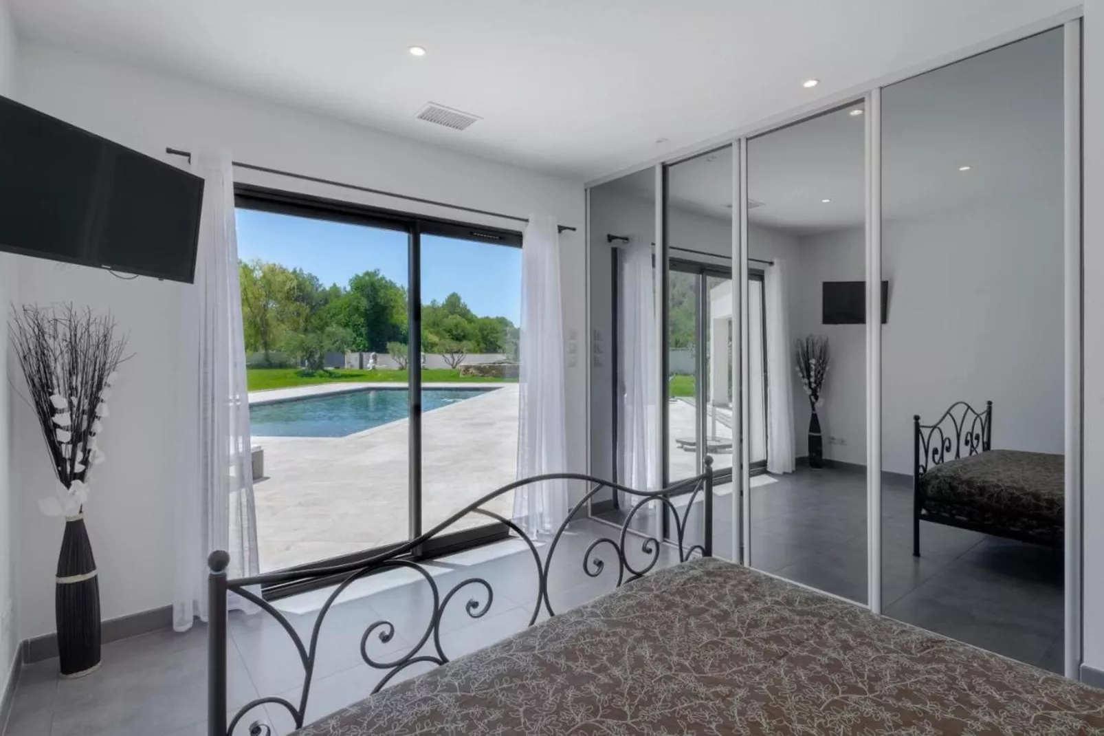 Villa avec piscine chauffée spa salle sport et cinéma-Slaapkamer