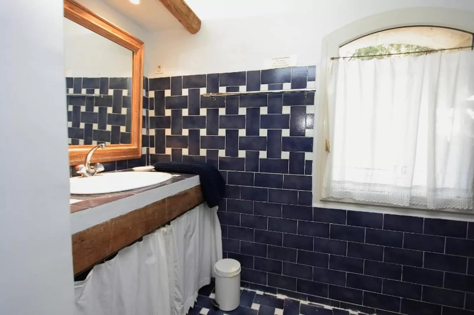 Maison authentique au coeur des garrigues Luberon-Badkamer