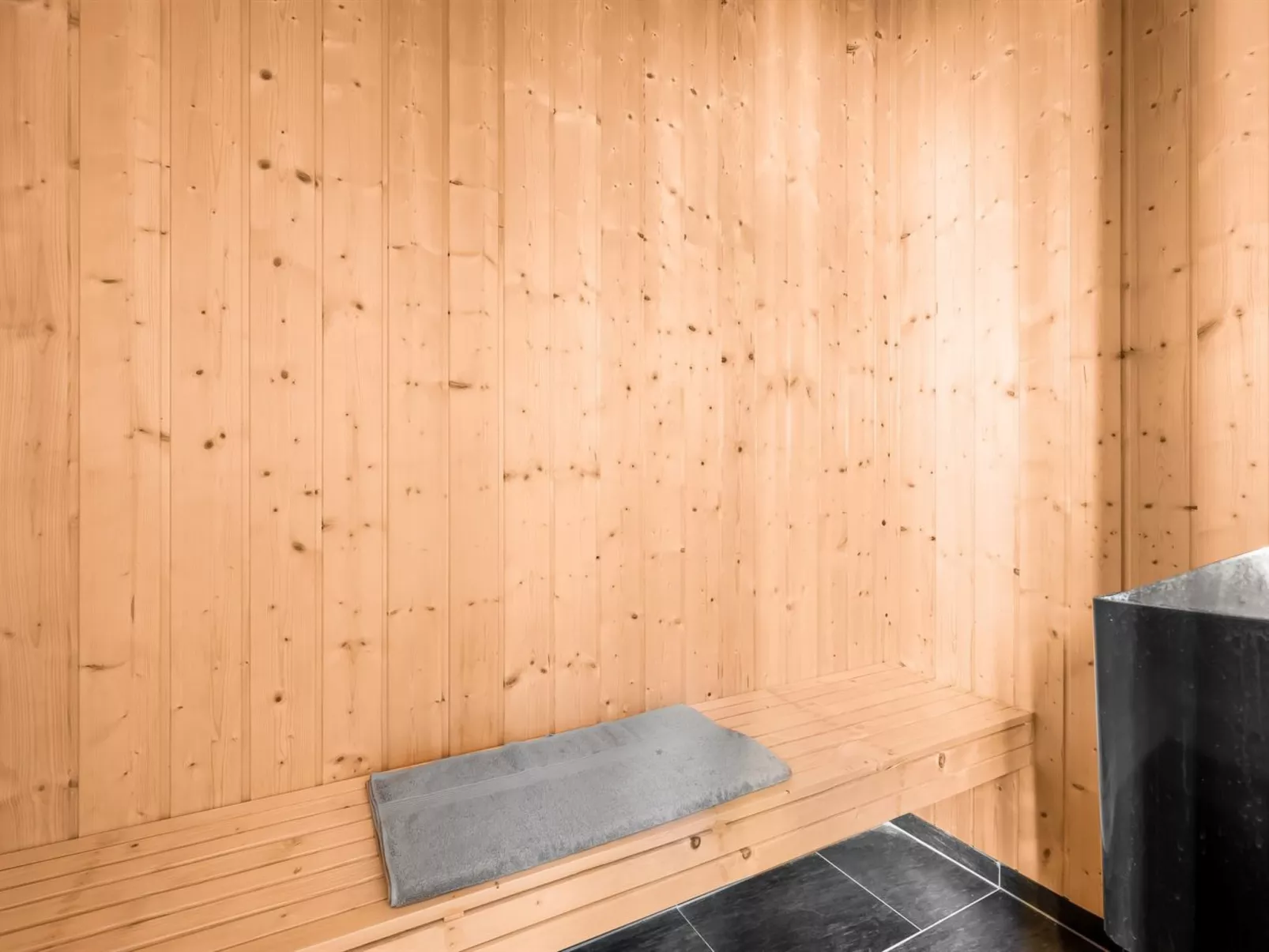 "Sod" - 3.2km from the sea - Binnen