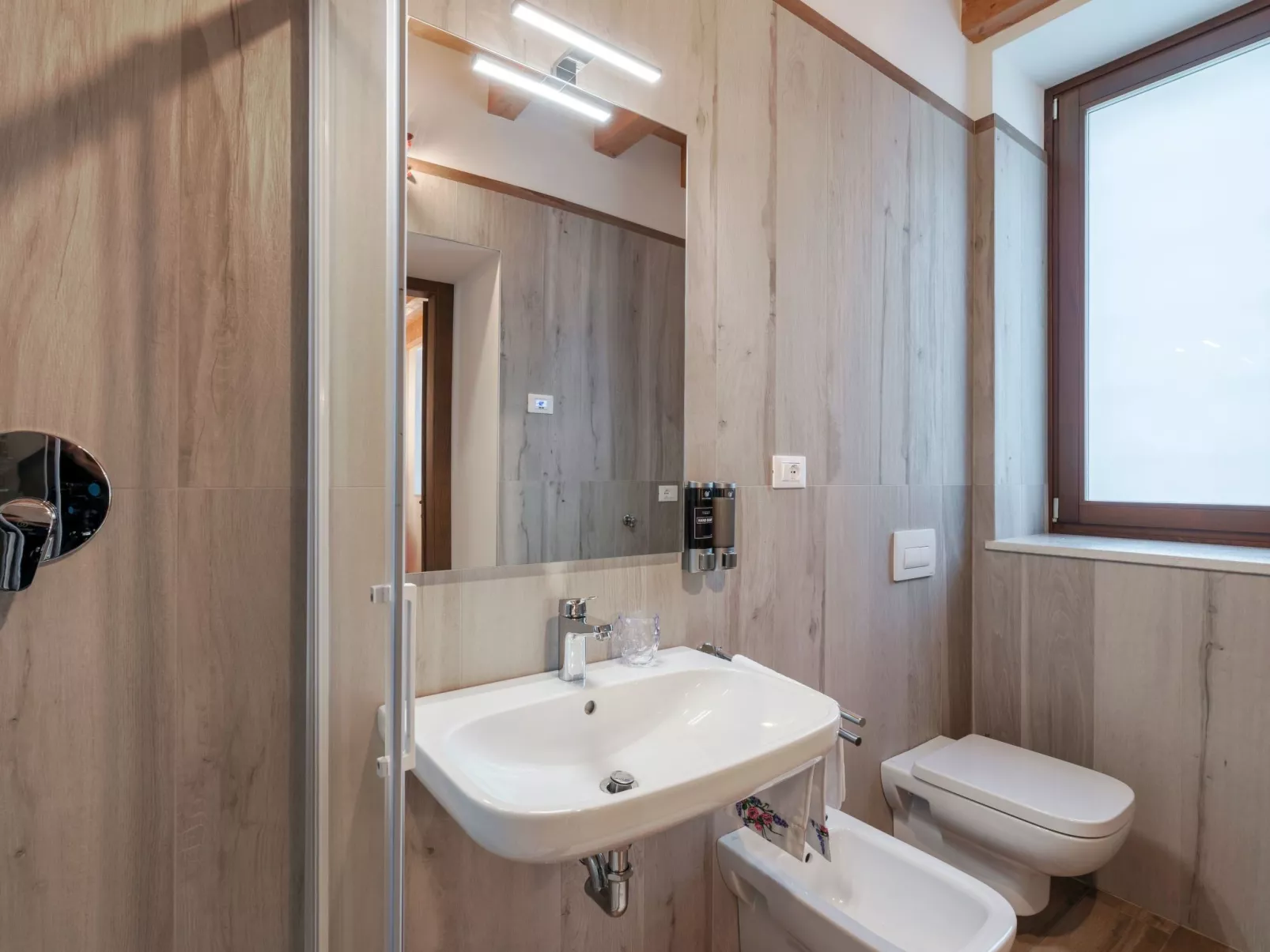 Zweizimmerwohnung mit Doppelbett und zwei Schlafsofas - Image-tags.info