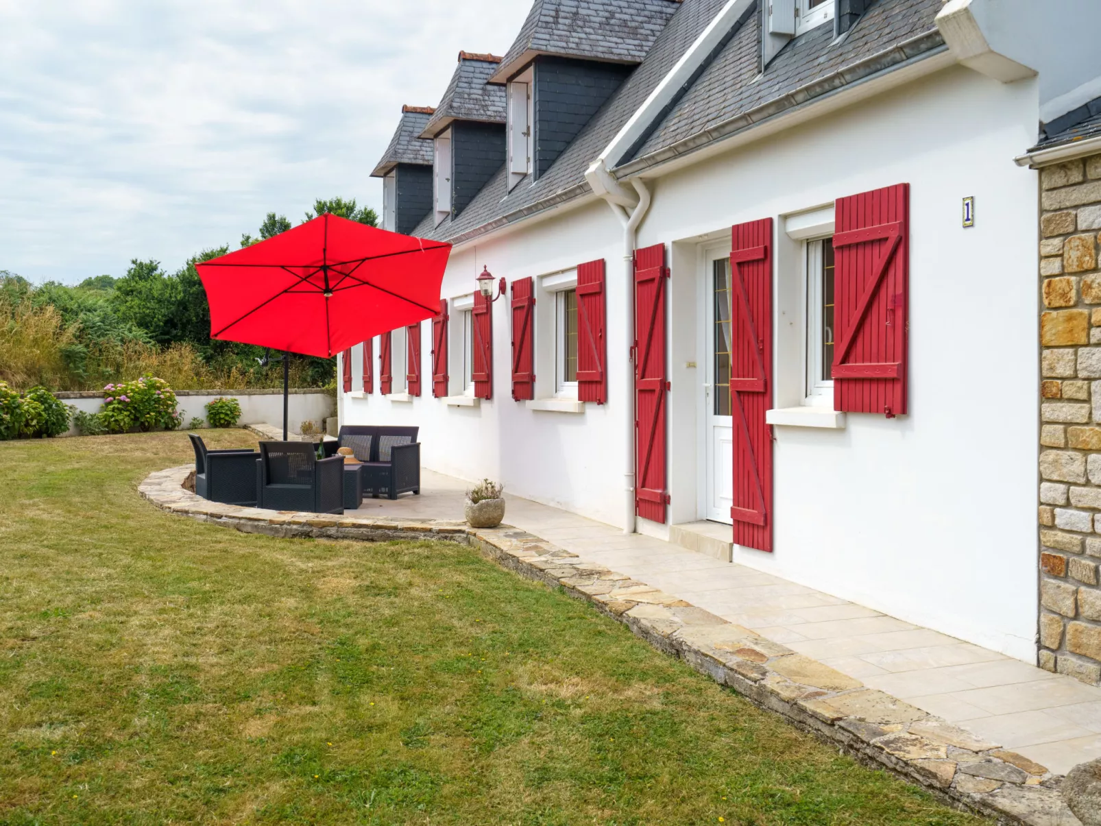 Les Volets Rouges - Buiten