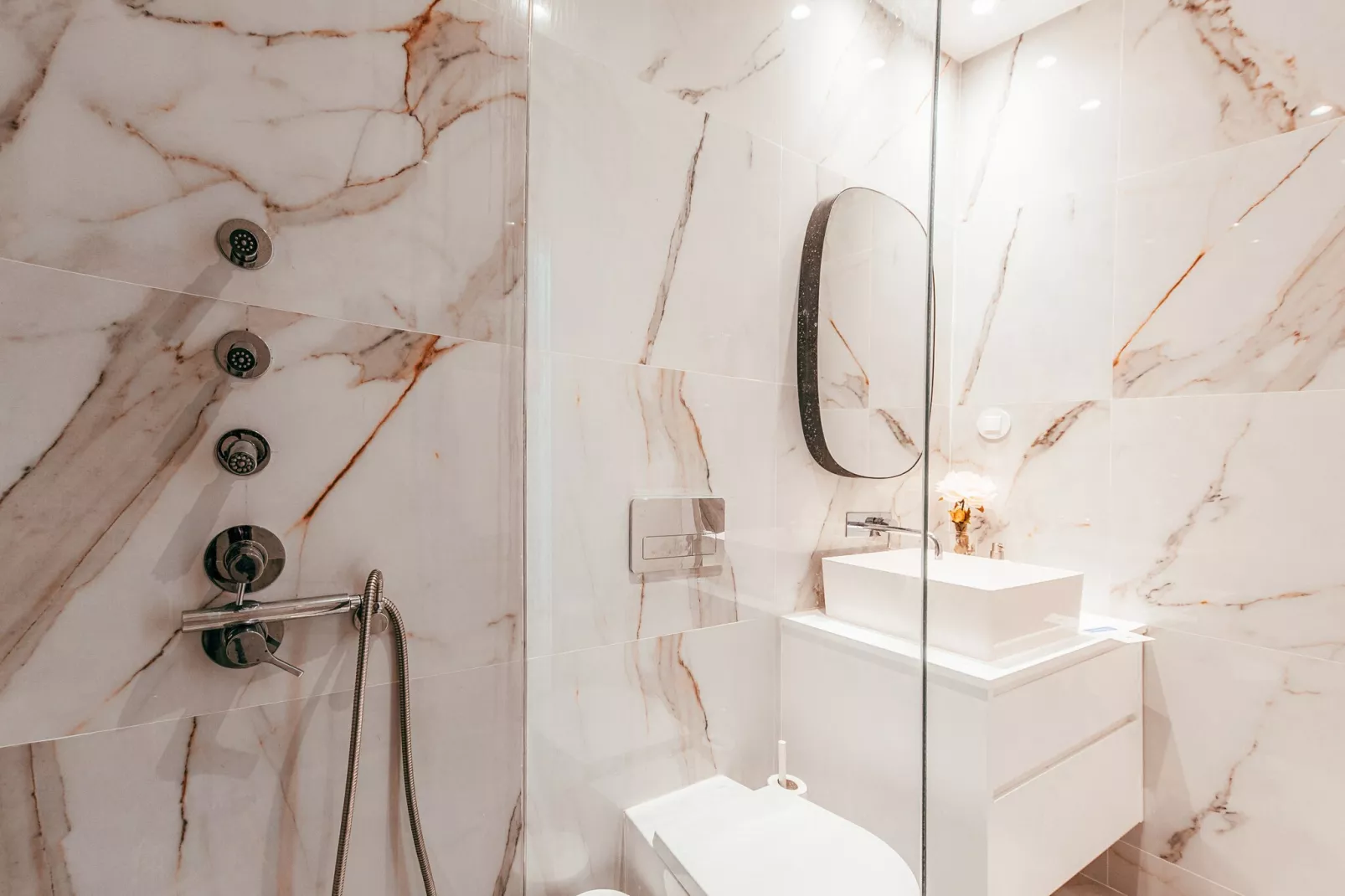 Modern & Charming Alges by GT House-Badkamer